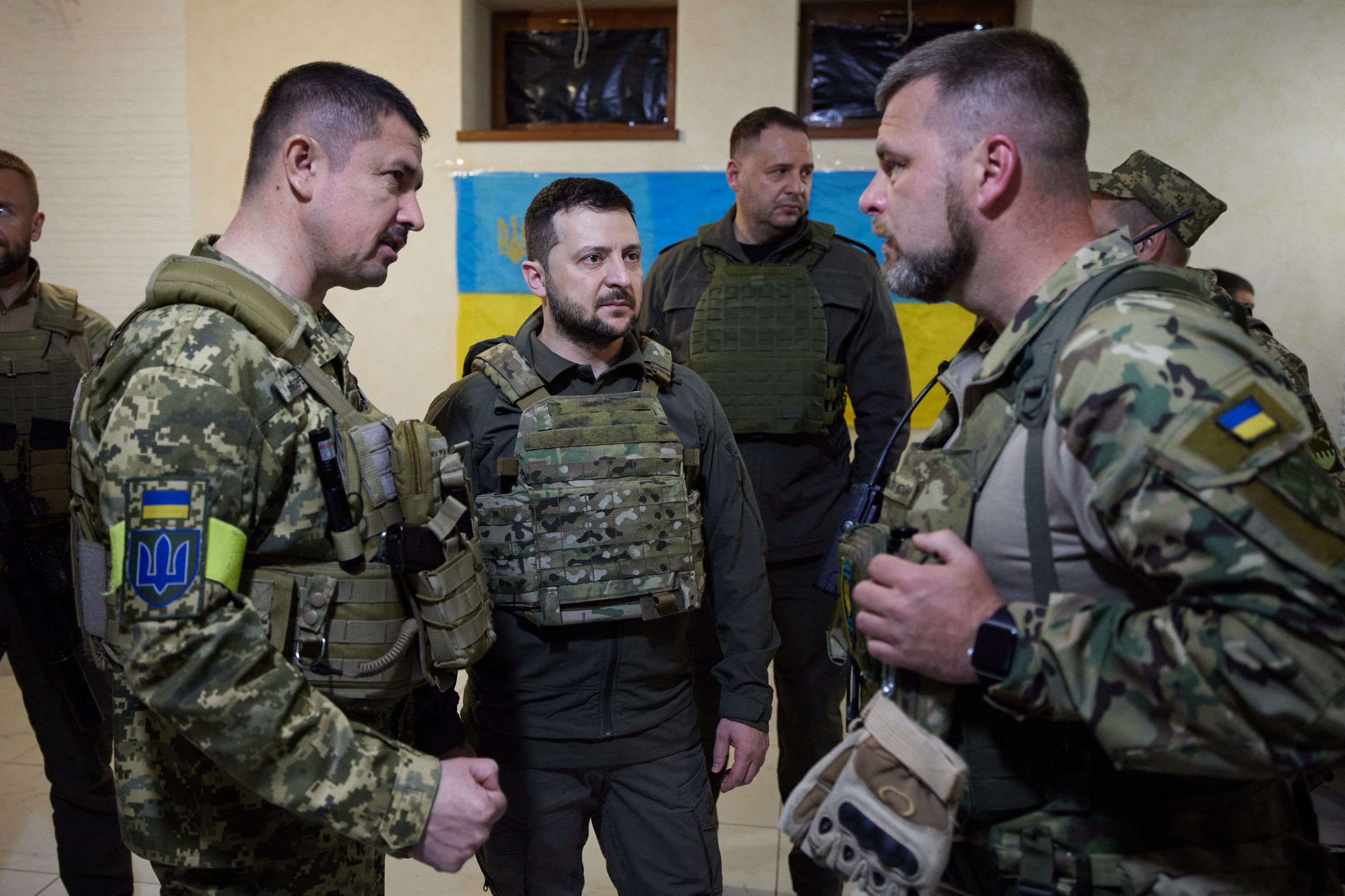 TOPSHOT - This handout picture taken and released by the Ukrainian Presidential press-service on May 29, 2022 shows Ukrainian President Volodymyr Zelensky (C) talking with servicemen during his visit to the Kharkiv region. (Photo by Ukrainian presidential press-service / AFP) / RESTRICTED TO EDITORIAL USE - MANDATORY CREDIT "AFP PHOTO /Ukrainian Presidential press-service " - NO MARKETING - NO ADVERTISING CAMPAIGNS - DISTRIBUTED AS A SERVICE TO CLIENTS