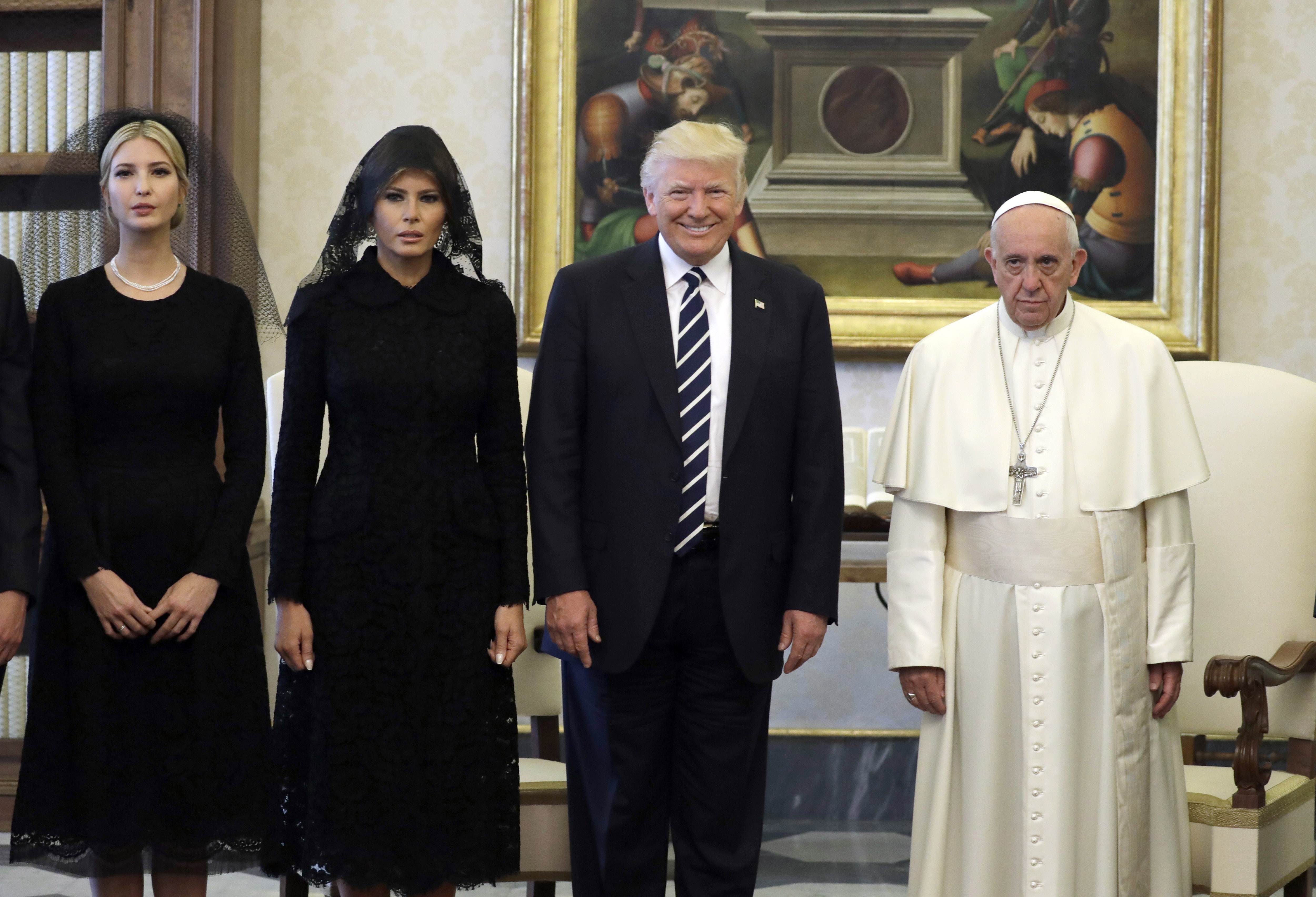 Ivanka, Melania y Donald Trump compartieron con el papa Francisco este miércoles.