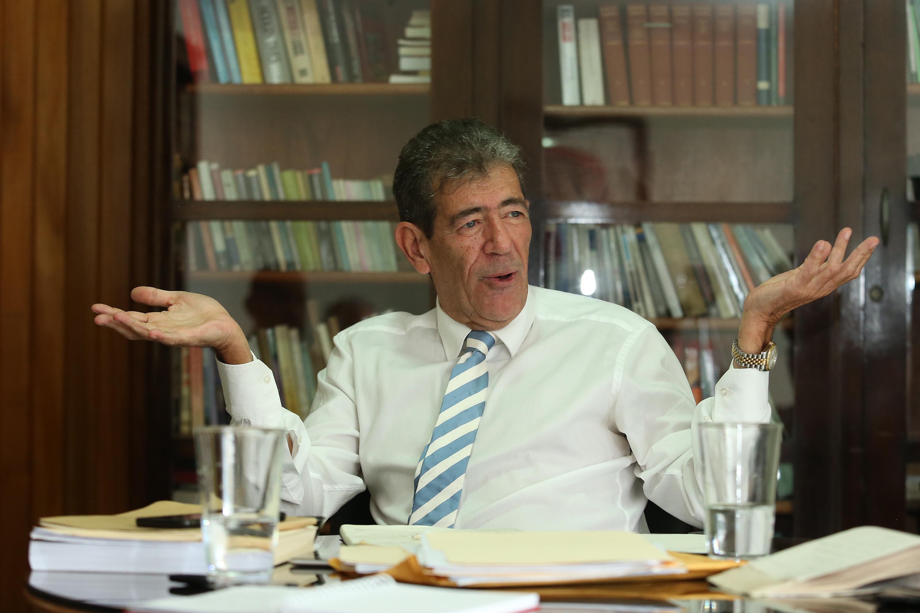 23 de octubre del 2017. San Pedro, San José. Entrevista con el gerente del BCR, Mario Barrenechea, quién fue suspendido de sus labores a raíz de la investigación que se sigue en torno a créditos mal otorgados al empresario Juan Carlos Bolaños. El empresario es también objeto de investigación por la importación irregular de cemento preveniente de China. En la foto: El gerente Mario Barrenechea atendió las consultas de los periodistas aduciendo que su accionar como gerente fue el correcto. Foto: Albert Marín.