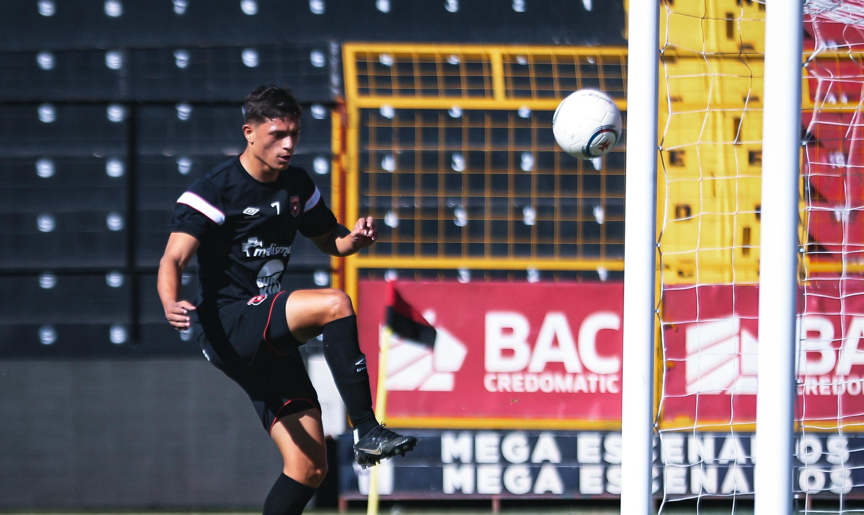 Anthony Hernández es uno de los jugadores que han dejado la impresión de merecer más minutos con Liga Deportiva Alajuelense.