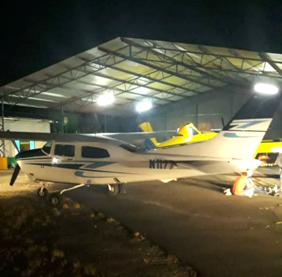11/02/2019. Tres extranjeros que viajaban a bordo de una avioneta mexicana fueron aprehendidos la tarde de este lunes, confirmó el Ministerio de Seguridad Pública (MSP).
La detención de los individuos, al parecer oriundos de México, ocurrió a eso de las 4 p.m. en un aeropuerto privado en Lomas de Sierpe, en Roxana de Pococí, Limón. Se desplazaban a bordo de una avioneta modelo Centurion 210.
Foto Reyner Montero