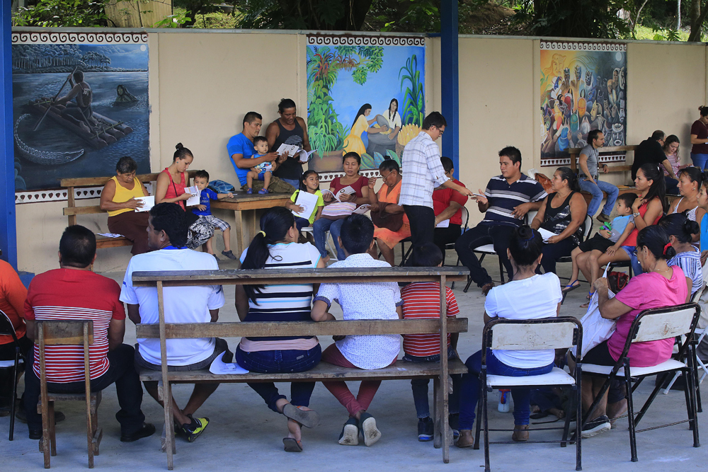1 k Los participantes del encuentro territorial de Curré discutieron en grupos sobre los aspectos que debe incluir el mecanismo de consulta a los territorios indígenas. 2 k En el Liceo Rural Yimba Cajc, en Curré, estructuras inspiradas en las costumbres de sus antecesores se mezclan con las aulas y pasillos. 3 k Rafael Rojas, vecino de Curré, aseguró que el plan de la represa de Diquís es “innegociable” . | RAFAEL PACHECO.