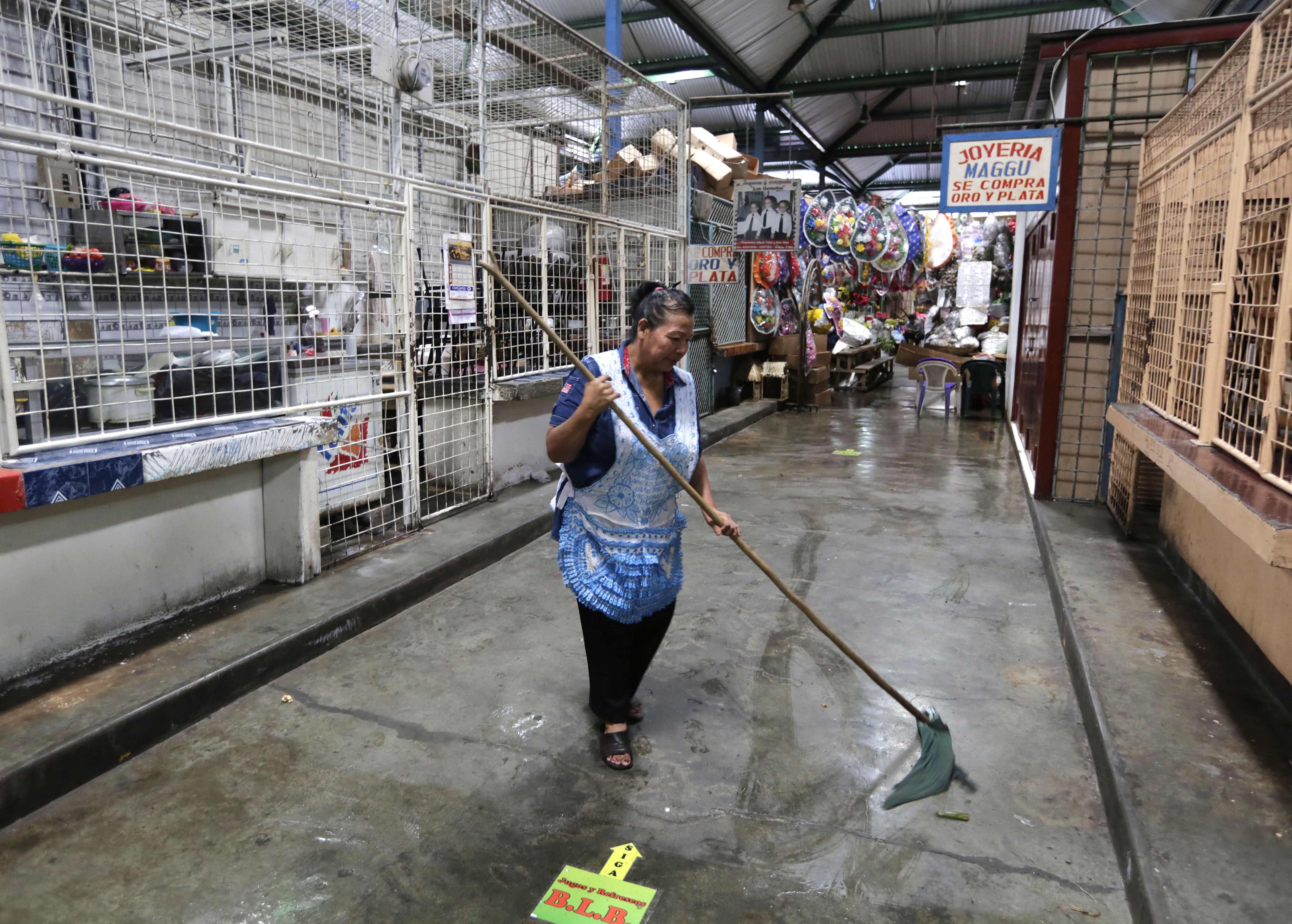 The "Roberto Huembes" market is virtually empty of customers and the shops are mainly closed during a 24-hour nationwide general strike called by the opposition in Nicaragua, in Managua on June 14, 2018. / AFP PHOTO / INTI OCON