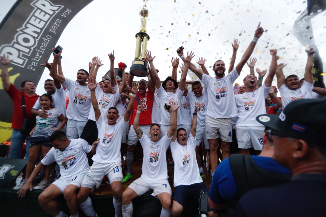 Los jugadores de San Carlos levantaron el título que los acredita como campeones de la Liga de Ascenso en la temporada 2017-2018. Fotografía: José Cordero.
