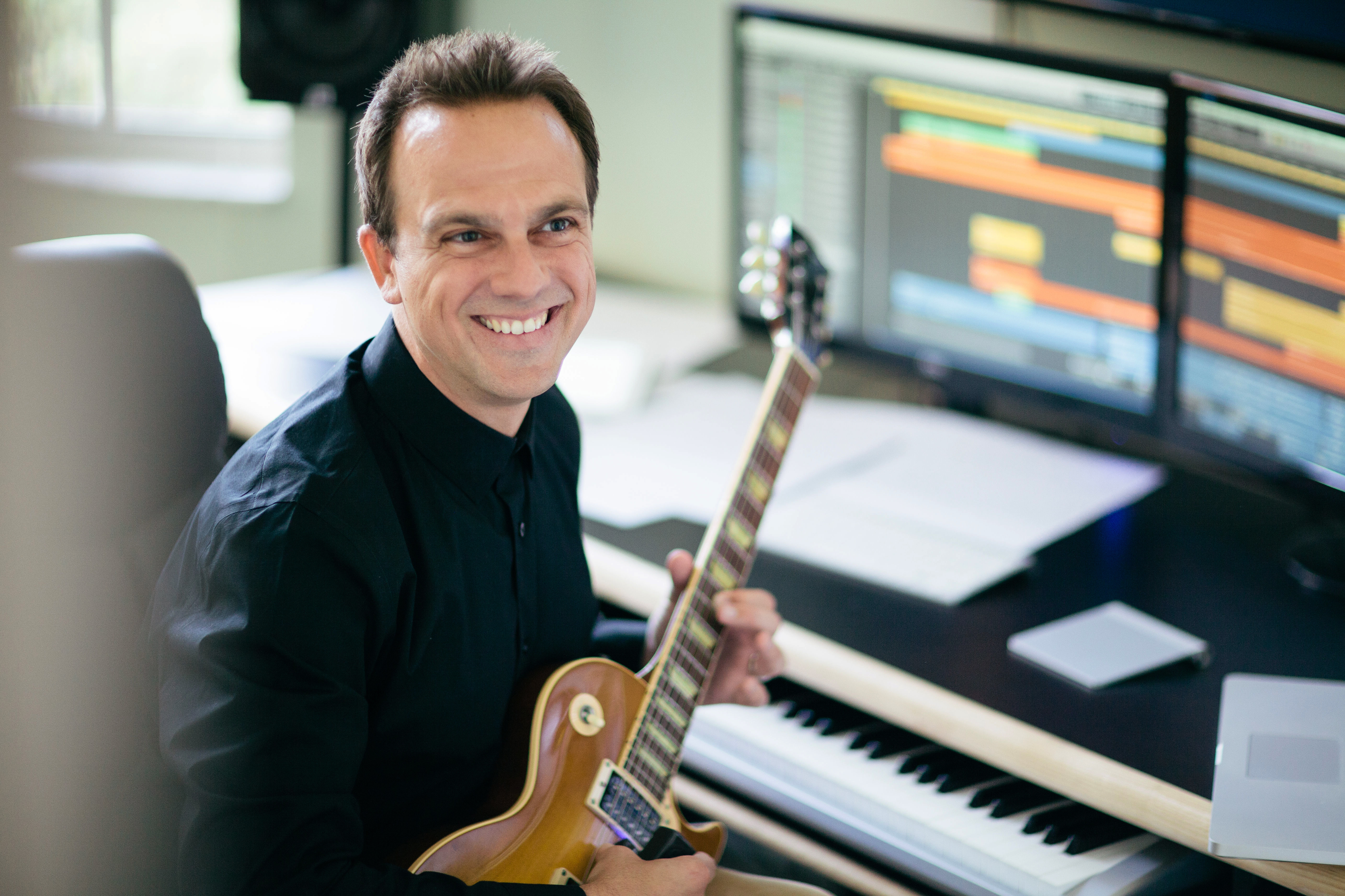 Fotos: Cortesia Carlos Rafael
Carlos Rafael Rivera, el compositor detrás de la banda sonora de "GODLESS", serie de Netflix protagonizada por Jeff Daniels. Actualmente se encuentra trabajando con la orquesta de Miami