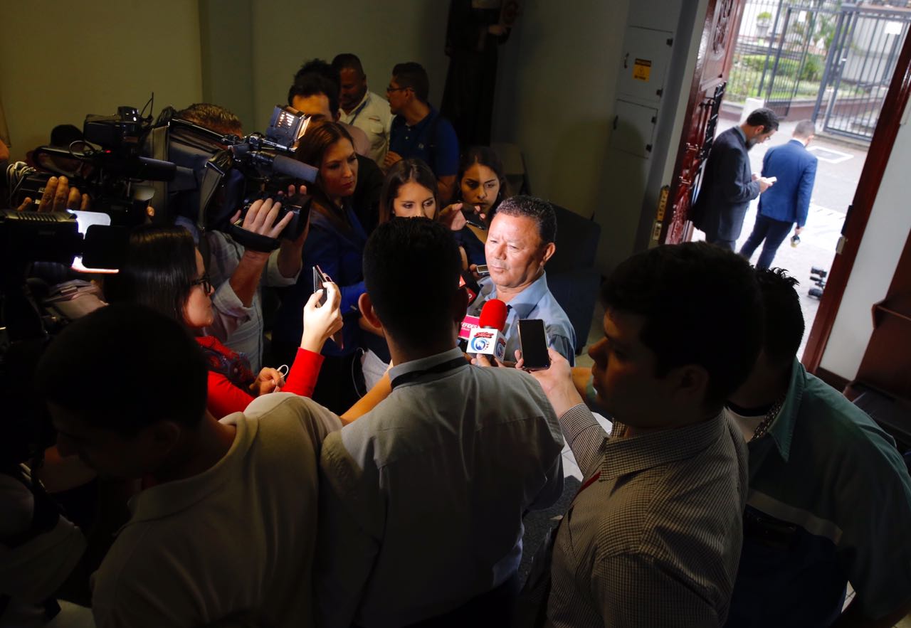 Luis Chavarría, de Undeca, llega al Palacio Arzobispal para informar si suscribe o no el documento. Fotografía: Mayela López
