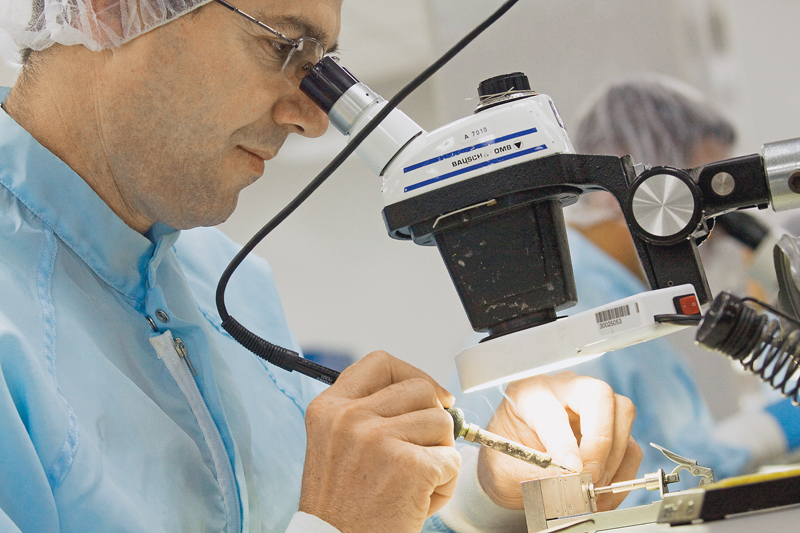 La mano de obra e innovación en alta tecnología son puntos fuertes de Costa Rica en el Reporte Global de Competitividad. Aquí, un empleado de Boston Scientific no identificado. | ARCHIVO/JORGE ARCE