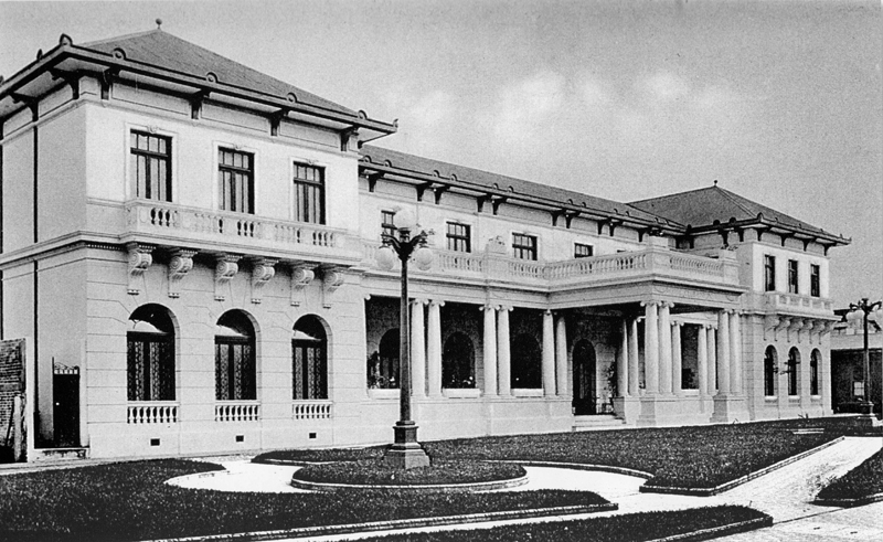 El edificio original del Club Unión hacia el año 1928. Al frente puede apreciarse la llamada “plazoleta del Correo”. >La fotografía corresponde a un autor no determinado.
