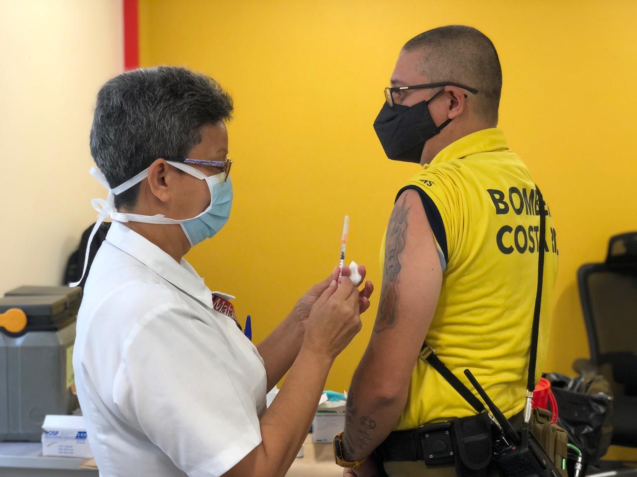 La vacunación al personal de los cuerpos de bomberos comenzó este martes.
Fotografía: Presidencia
