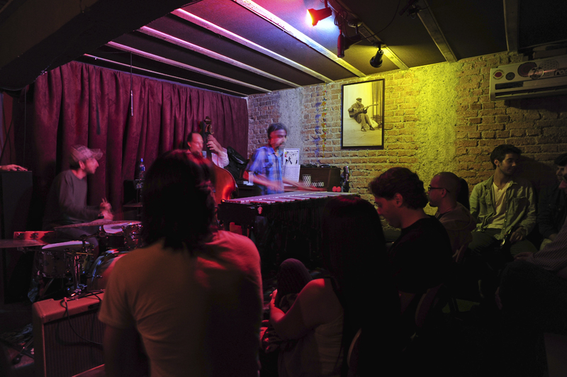 En la planta | INFERIOR, DONDE SE REALIZAN LAS NOCHES DE JAMS, CABEN 60 PERSO- NAS.