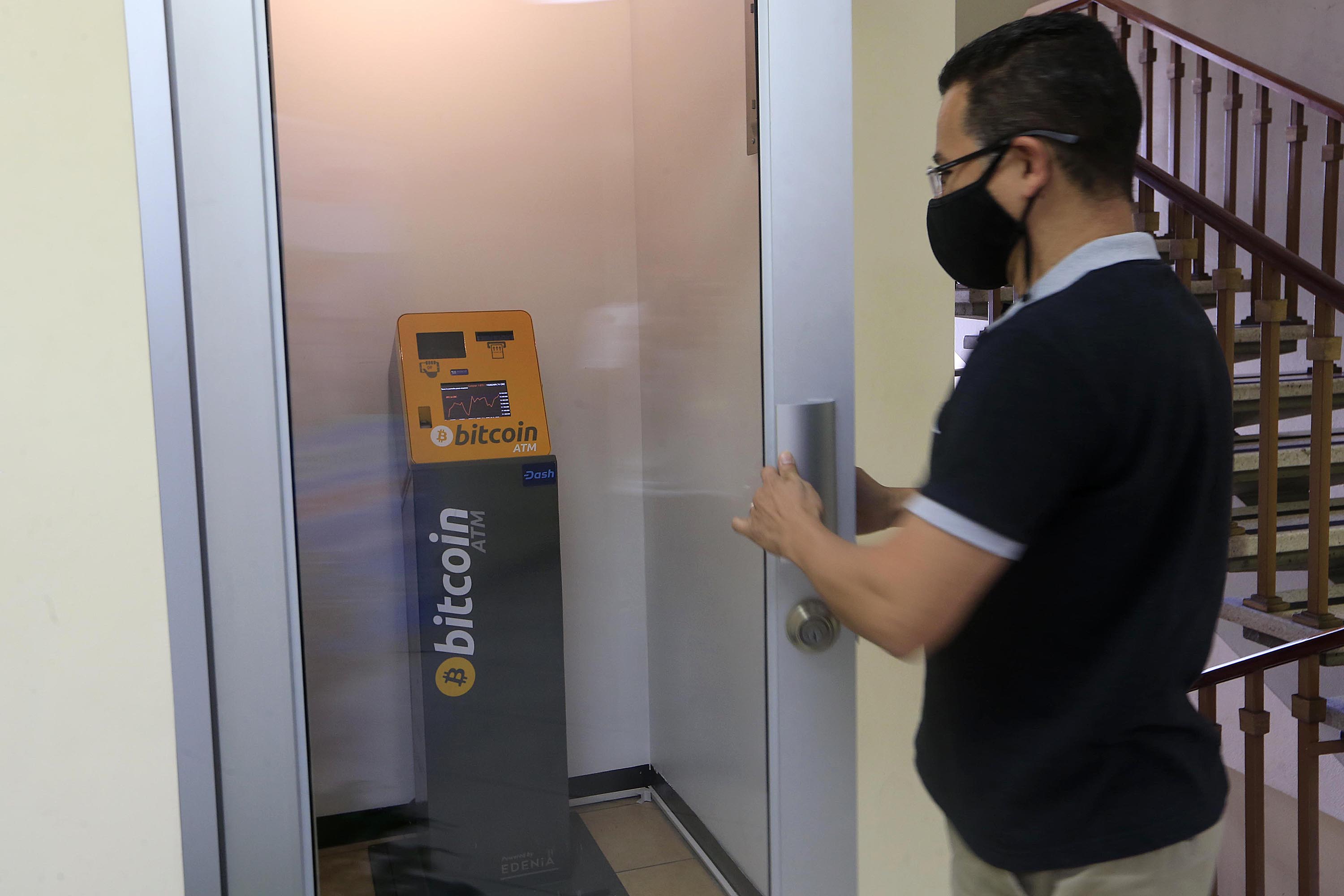 17/12/2020 San José. El único cajero de bitcoin que hay en el país, se encuentra en el edificio Trifami, detrás del Banco Central. Foto: Rafael Pacheco