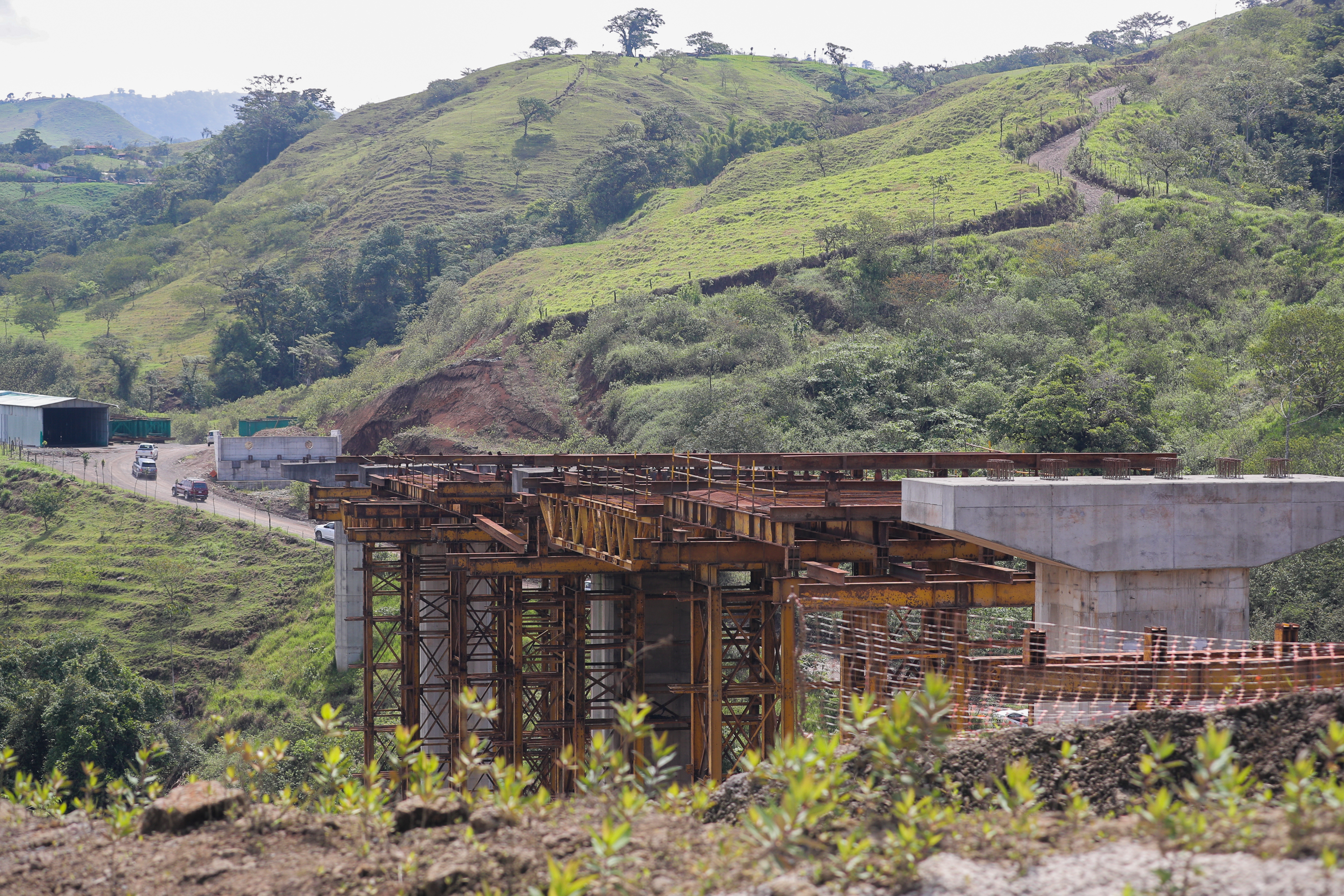 25/5/2018. Recorrido por la carrereta Sifon - La Abundancia (San Carlos) con el ministro de MOPT, Rodolfo Mendez Mata. Foto Jeffrey Zamora