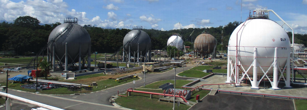 Parte del conjunto de esferas para guardar gas de cocina en instalaciones de Recope en Moín (Limón). / Fotografía: Cortesía: