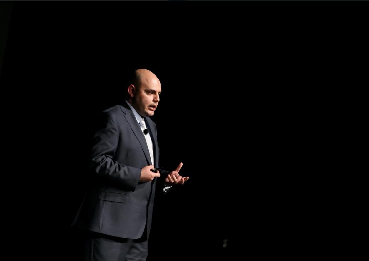 David Moheno, director de Relaciones Públicas de Huawei para Latinoamérica explicó a La Nación las novedades en cuanto a Inteligencia Artificial que ofrece la compañía en sus nuevos dispositivos insignia.