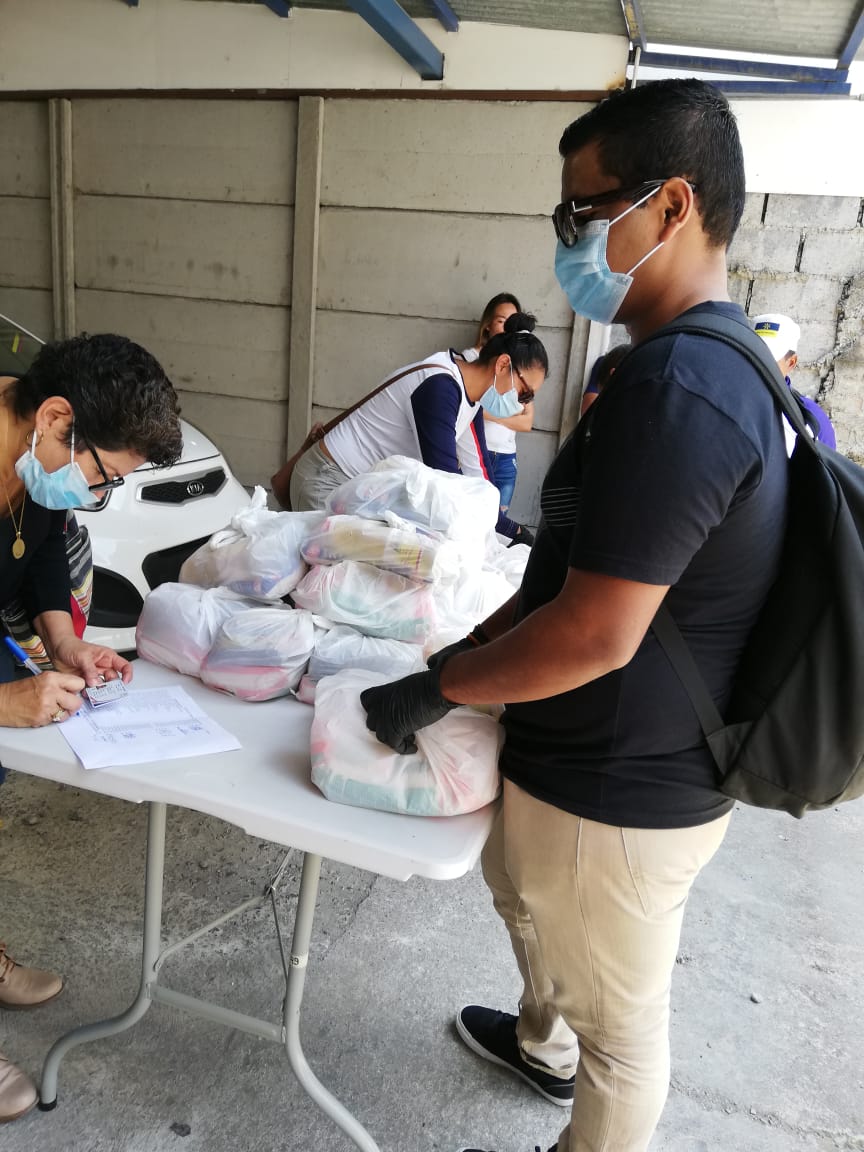 La FUndación Arias para la Paz y SOS Nicaragua repartieron más de 250 paquetes de comida a los solicitantes de refugio en nuestro país. Foto: Cortesía
