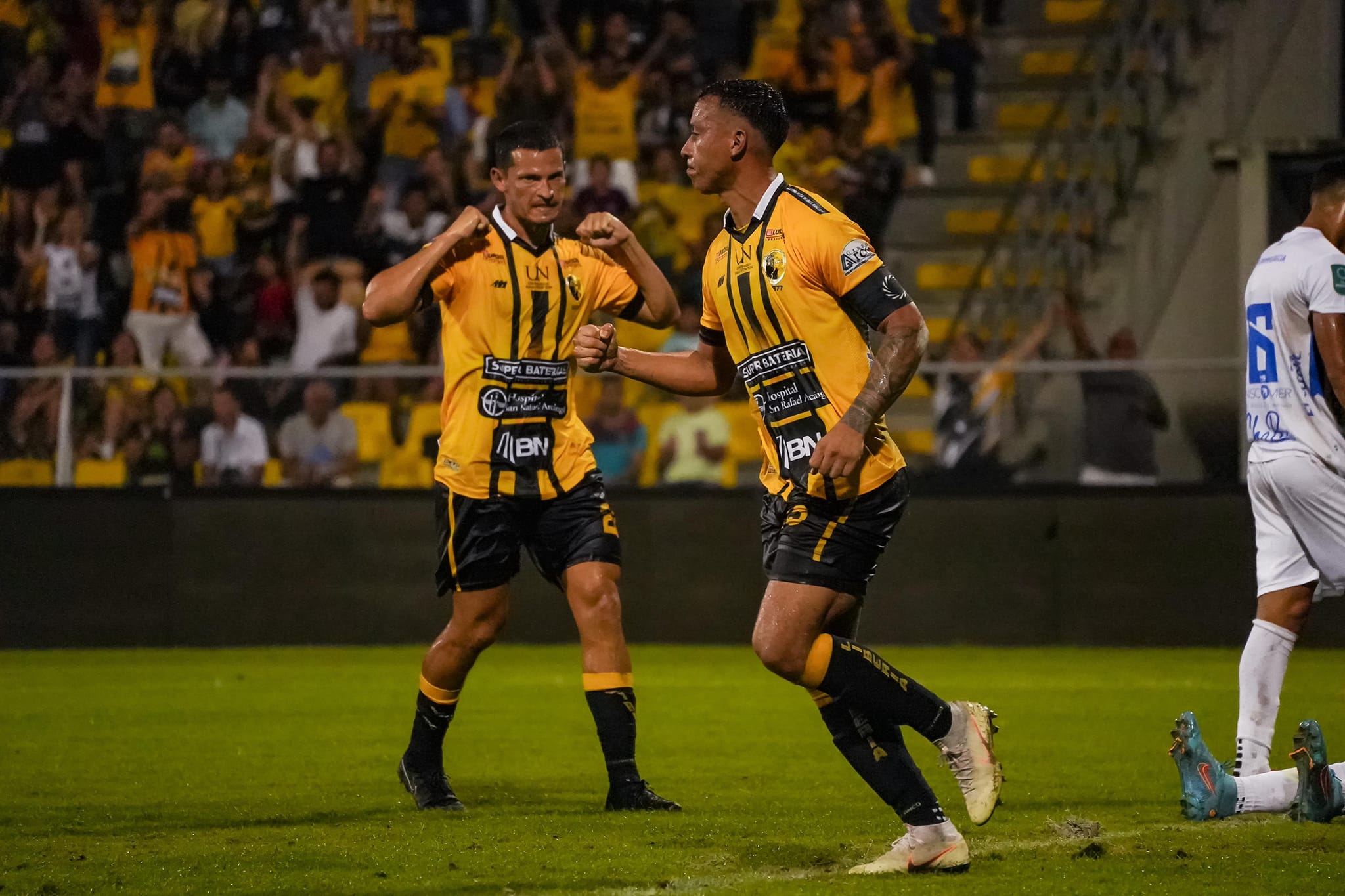 Cristian Reyes celebró con Daniel Colindres su anotación contra Grecia. Fotografía: Liberia