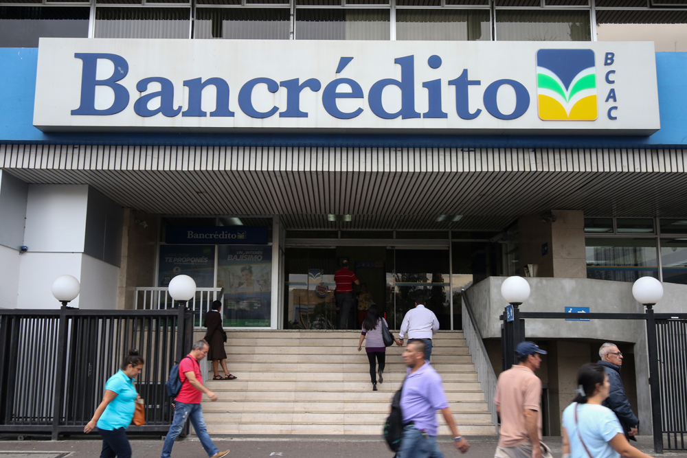 Sucursal de Bancrédito en San José centro. El banco inició una transformación para diversificar sus negocios y redujo su personal en 150 personas. Hoy tiene 774 empleados con un costo de ¢7.729 millones en el primer semestre, un 2% menos que hace un año. | JEFFREY ZAMORA