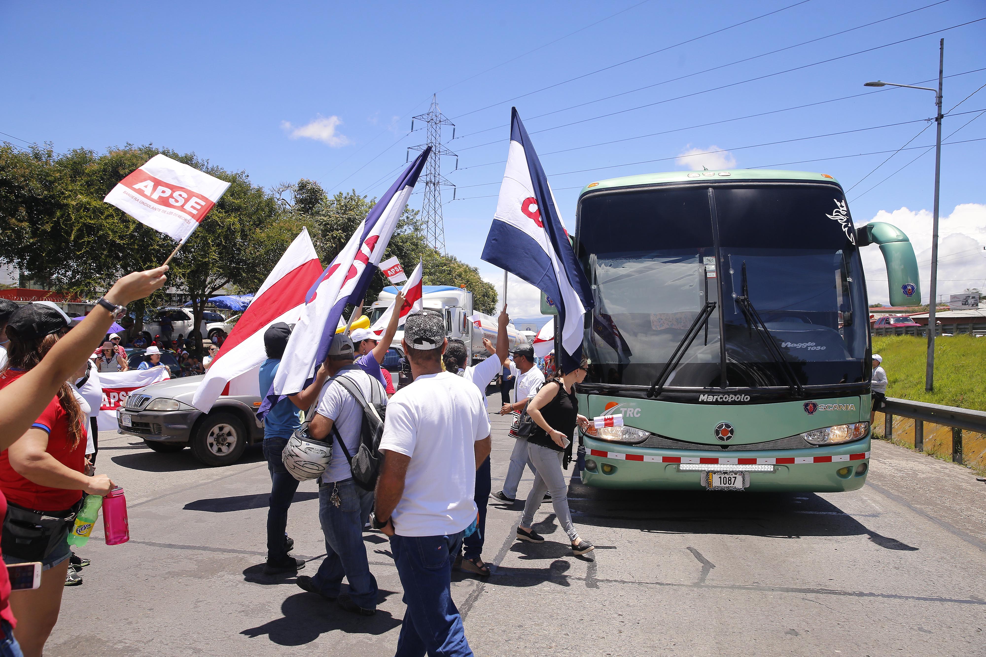 11/09/2018. Ochomogo. Cartago. Un grupo de manifestantes impide el abastecimiento de combustible de camiones cisterna en el plantel de RECOPE en Ochomogo de Cartago. En la foto: Largas filas de camiones esperan ingresar a rehabastecerse de combustible. Frente al plantel de Recope se concentró un grupo importante de manifestantes que se oponen a la aprobación del Plan Fiscal. El grupo bloqueó por lapsos cortos la autopista Florencio del Castillo causando grandes embotellamientos. Foto: Albert Marín