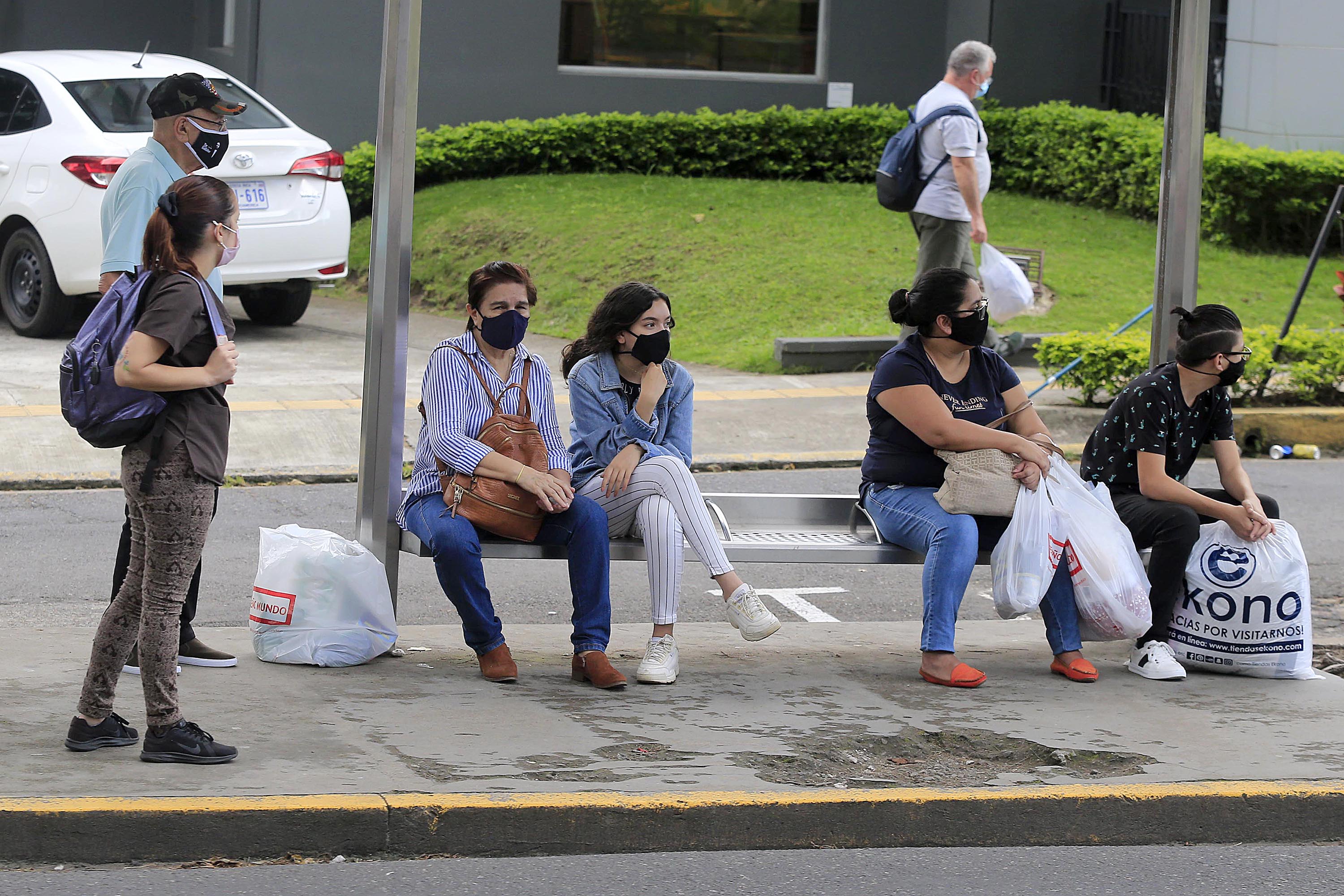 09/11/2020 San José. Ocho meses después de declarado el primer caso de covid-19 en el país, la mayoría de la gente sale a la calle usando apropiadamente la mascarilla pero muchos no llevan bien colocada o, incluso, no la usan acentuando así el riesgo de contagio. Escena en Los Yoses. Foto: Rafael Pacheco