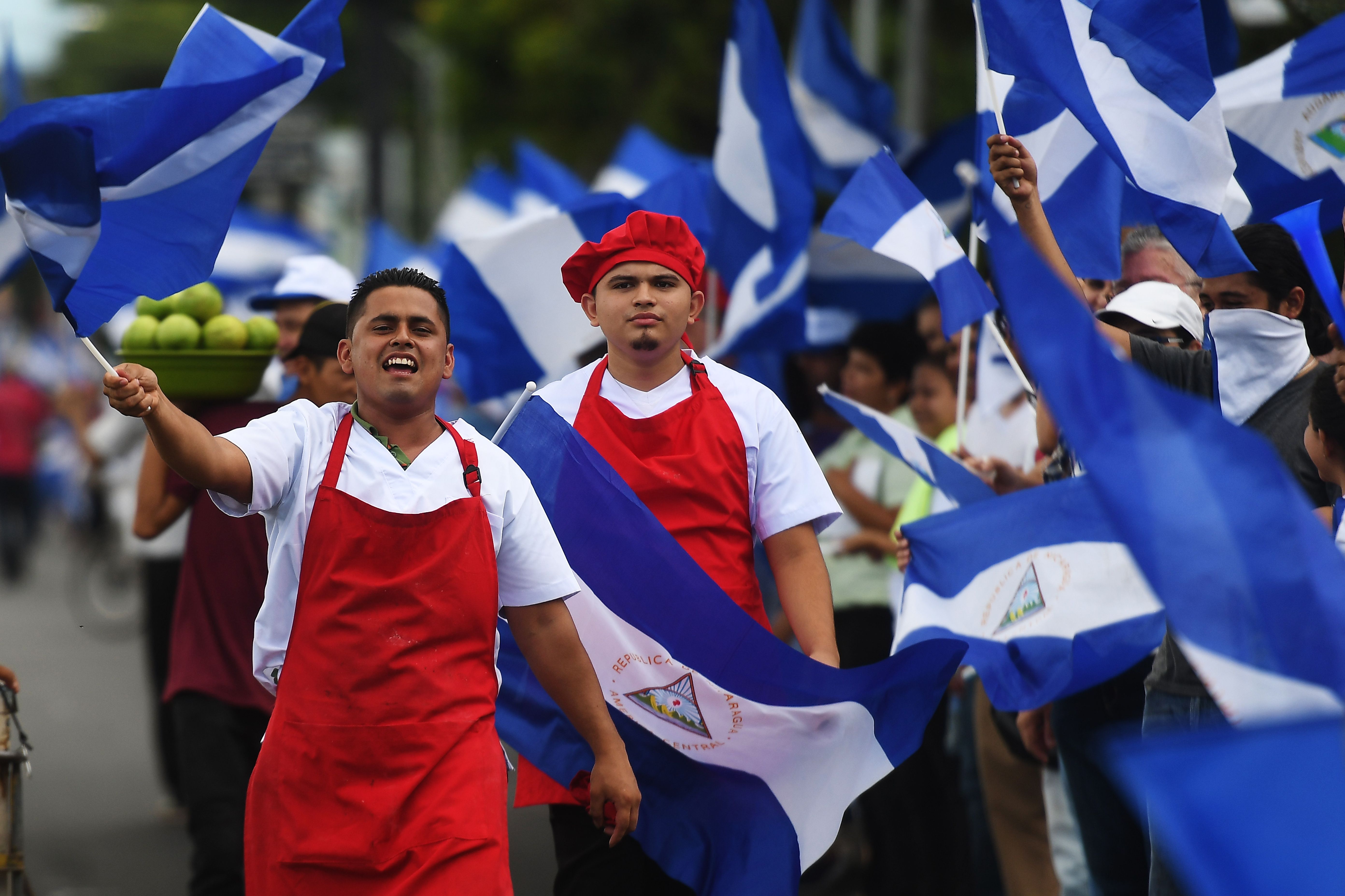Manifestantes antigubernamentales con banderas de Nicaragua forman una "cadena humana" durante una protesta contra el gobierno del presidente nicaragüense Daniel Ortega en Managua, el 4 de julio de 2018.