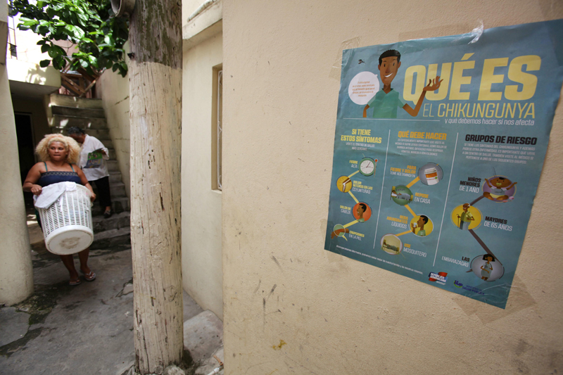 STO01. SANTO DOMINGO (REPÚBLICA DOMINICANA), 30/05/14.- Un cartel informa a la población sobre el virus del chikungunya, hoy viernes 30 de mayo de 2014, en Santo Domingo (República Dominicana), durante la Jornada Nacional de combate a los criaderos del mosquito que transmite el chikungunya, en la que participan cerca de 400.000 empleados públicos. Según datos oficiales 38.639 personas se han visto afectadas desde febrero pasado por el virus que causa síntomas parecidos al dengue, y que se ha extendido en poco tiempo en el territorio dominicano, con presencia en 20 de las 23 provincias. EFE/Orlando Barría