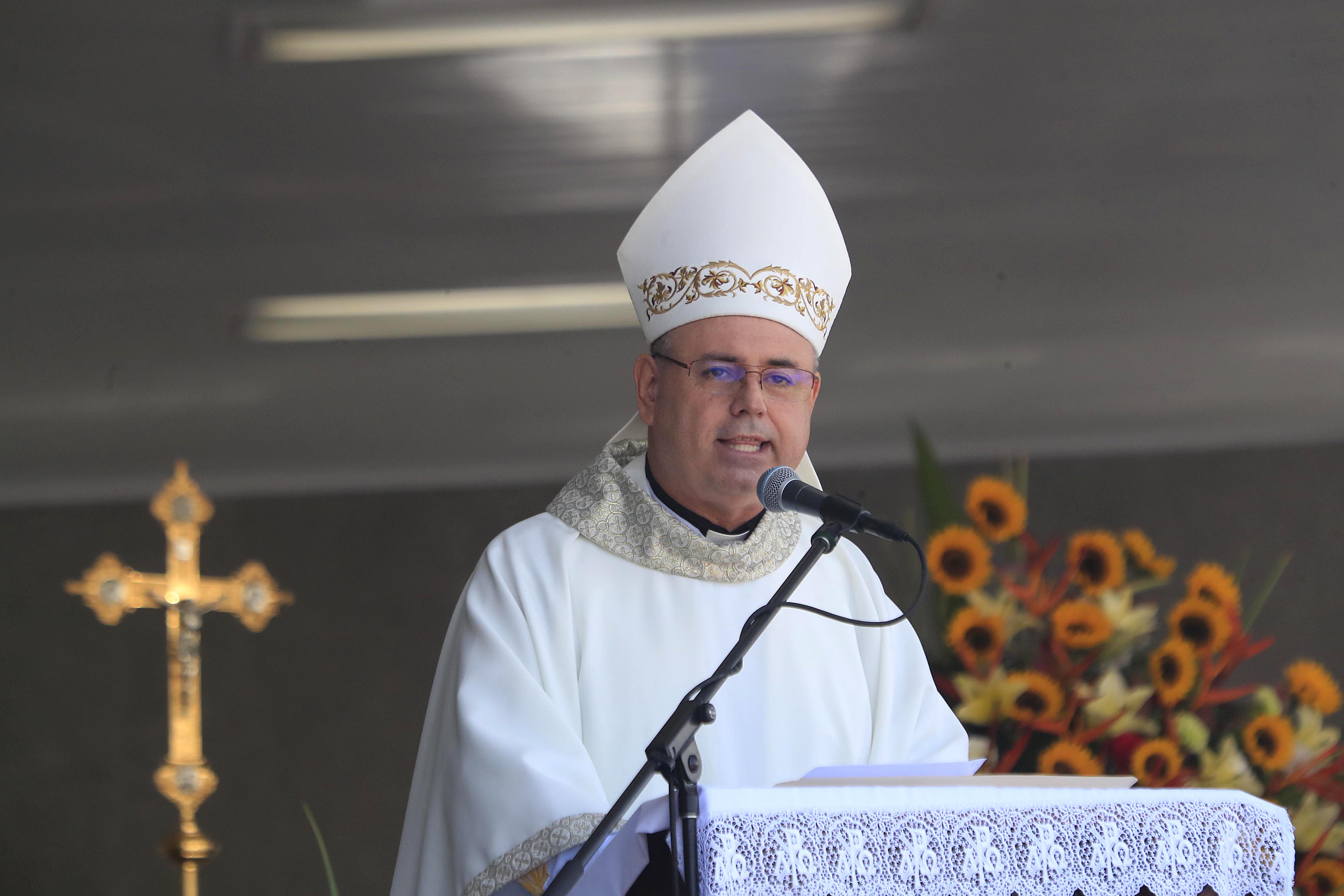 02/08/2023 Cartago. Misa solemne en honor a la Virgen de los Angeles y los 388 años de su aparición, con la presencia de la Conferencia Episcopal: todos los obispos de las Diócesis de Costa Rica, incluyendo Mario Enrique Quirós, de Cartago; José Rafael Quirós, de San José; Bartolomé Buigues Ollé, de Alajuela; Manuel Eugenio Salazar, de Tilarán y José Manuel Garita, de Ciudad Quesada. Además, estuvieron presentes el pesidente de la República, Rodrigo Chaves Robles, su esposa y Primera Dama, Signe Zeikate, y miembros de su gabinete. Monseñor Juan Miguel Castro, de Pérez Zeledón, a cargo de la homilía.