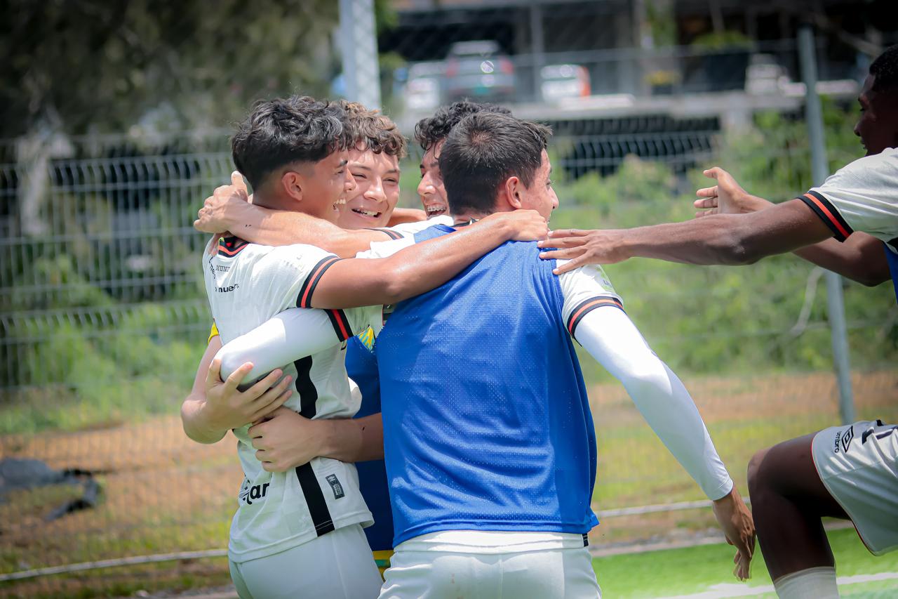 Silvio Rodríguez, Daniel Velásquez, Claudio Montero, Daniel Zumbado y Wálter Ramírez festejan uno de los goles de Liga Deportiva Alajuelense contra Saprissa en la semifinal U-19.