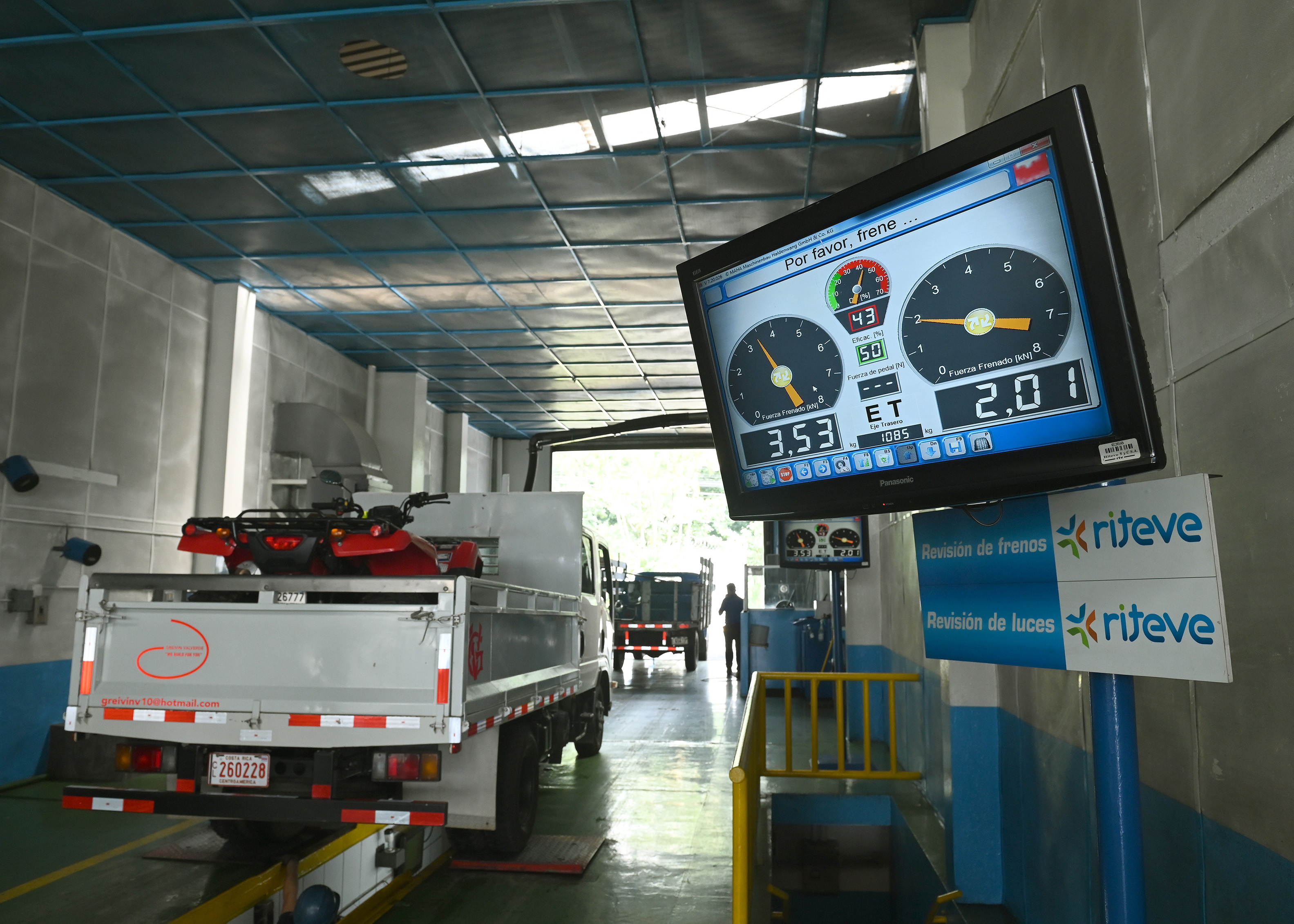 11 de julio del 2022. Instalaciones de Riteve en Alajuelita. San José. A una semana de finalizar el contrato de la empresa española Riteve con el gobierno de Costa Rica para la revisión vehicular el ambiente en el plantel ubicado en Alajuelita fue normal con bastante afluencia de vehículos cuyos propietarios deseaban realizar el proceso de revisión. En la foto: Equipos e instalaciones de Riteve en Alajuelita. Foto: Albert Marín para la Nación.