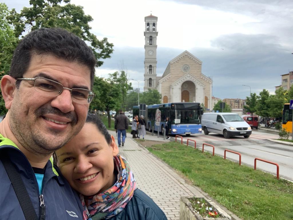 Nancy Díaz y Jairo Villegas S. en Pristina, la capital de Kosovo. Al fondo, la catedral Madre Teresa.