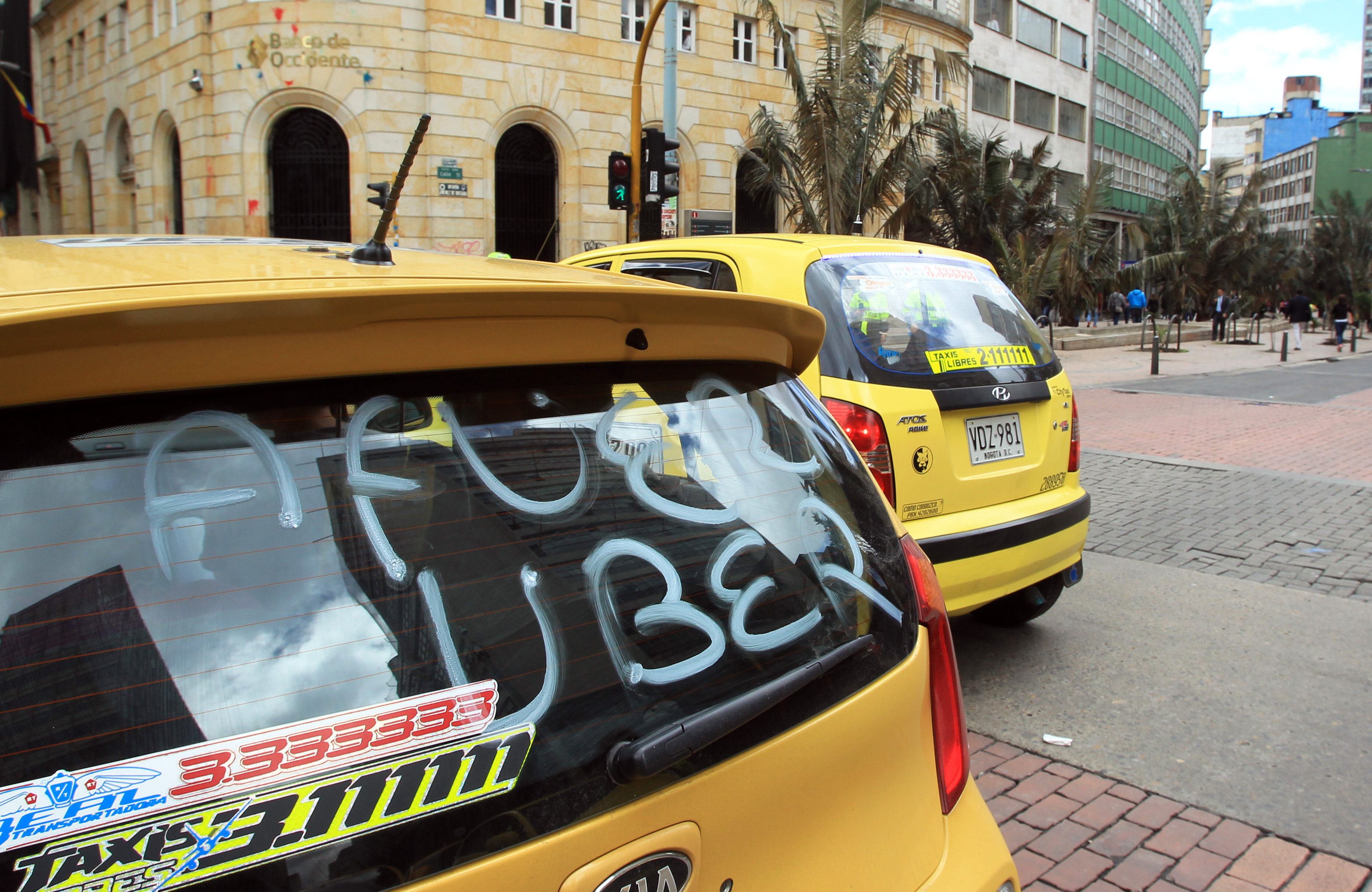 En Colombia, los taxistas realizan un paro para oponerse a la llegada de Uber.