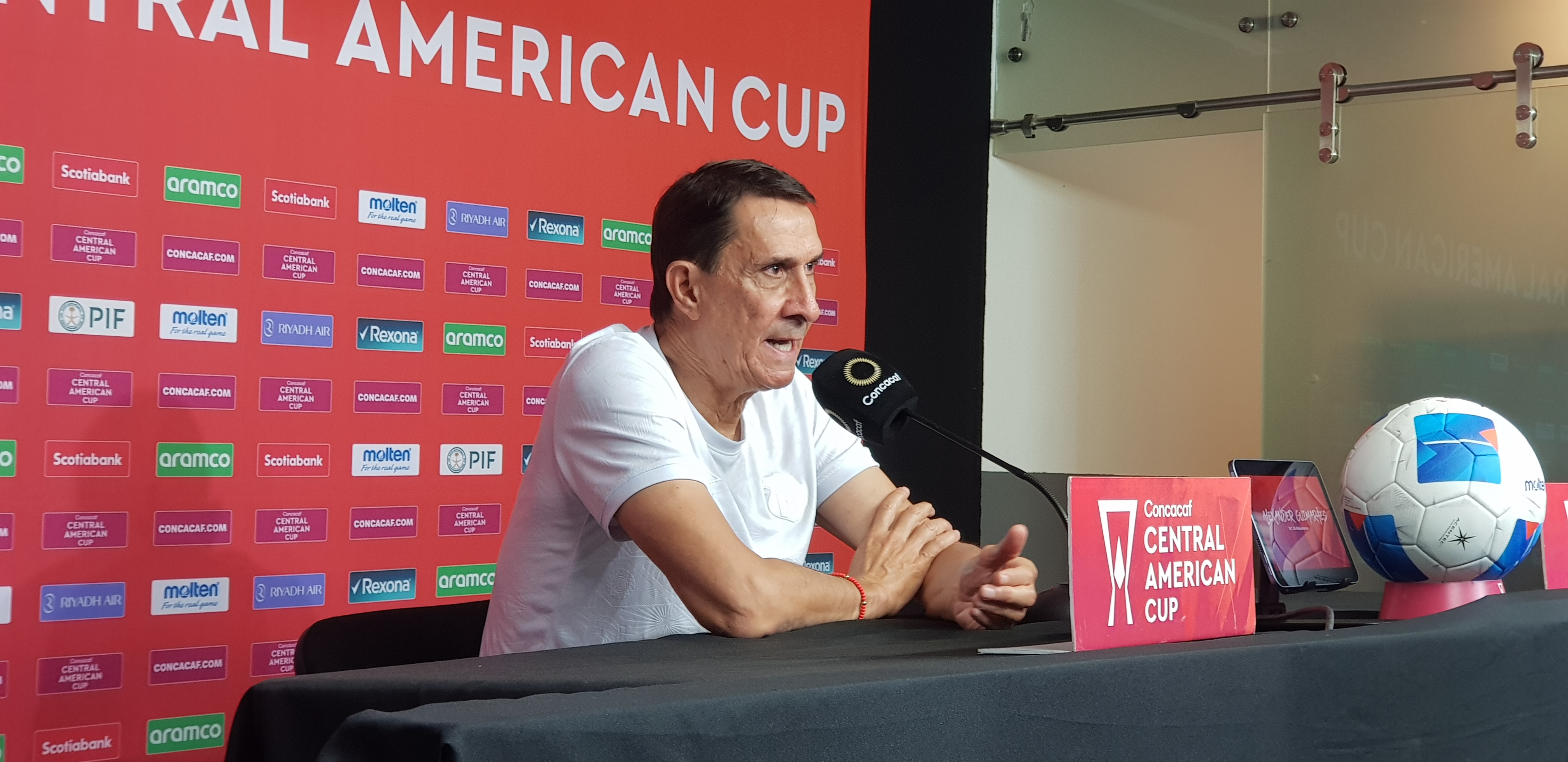 Alexandre Guimaraes confía en que Liga Deportiva Alajuelense mostrará en cancha esa ambición de querer seguir siendo campeón de la Copa Centroamericana de Concacaf.