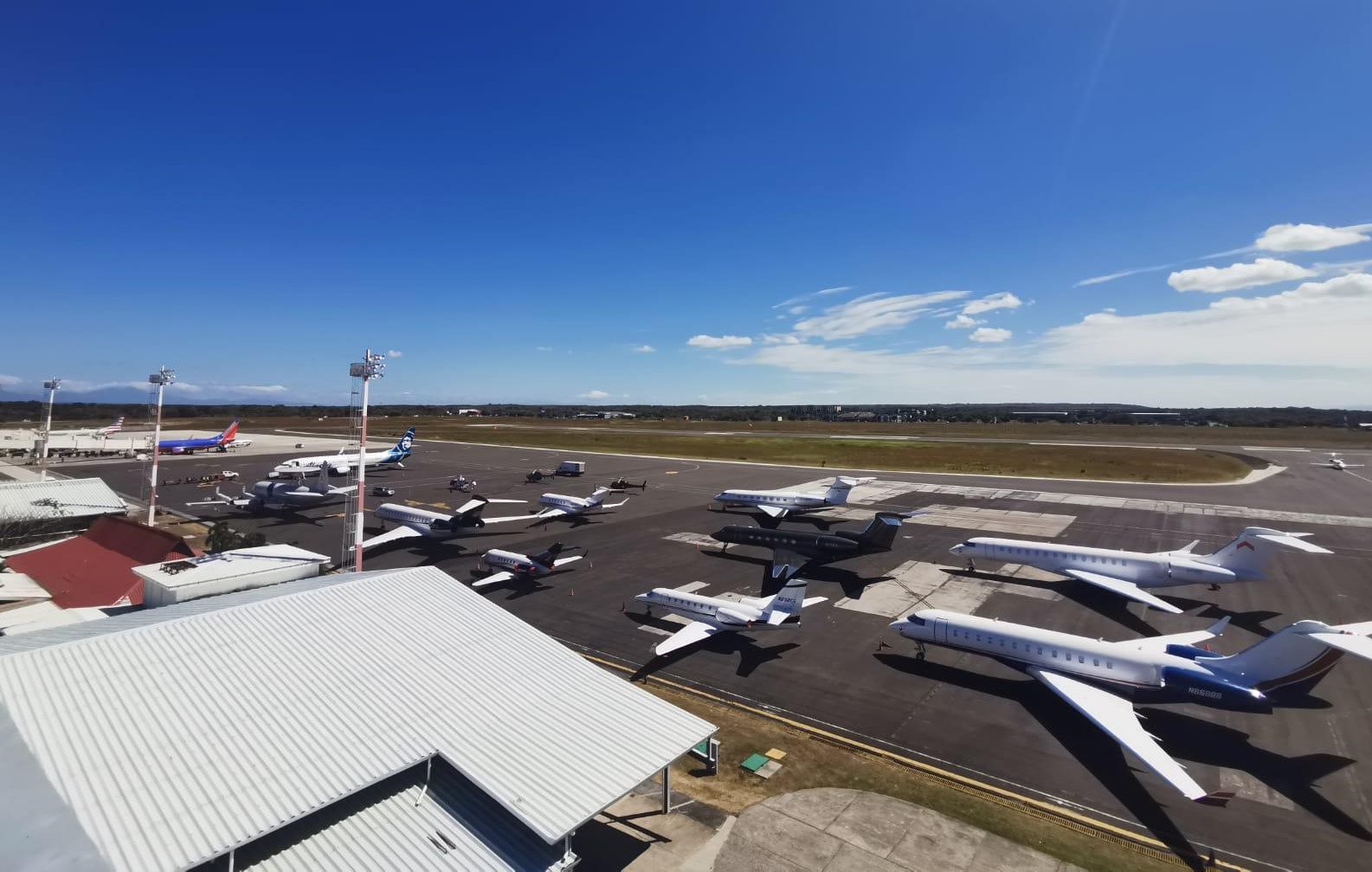 Cada vez se hace más común ver varias aeronaves privadas que se estacionan en el aeropuerto Daniel Oduber, en Liberia, mientras los turistas vacacionan en esa provincia. Foto: Cortesía de Aviación Civil
