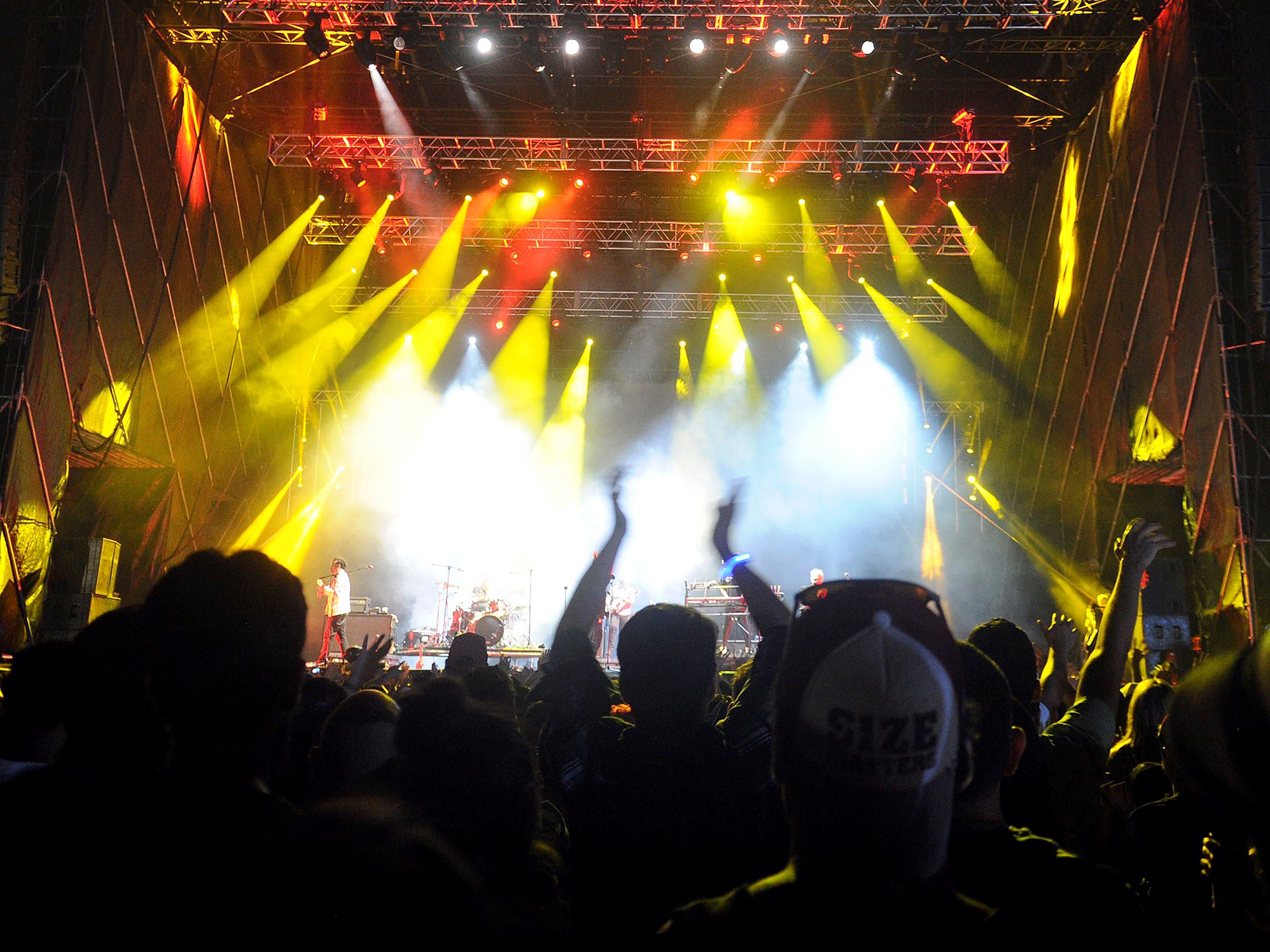 31/03/2019. Foto de archivo para portada de Viva acerca de la afectación del covid-19 en la realización de conciertos y eventos de participacoón masiva. Parque Viva, La Guácima. Segundo día del festival Grito Latino 2019, habrá más de 20 conciertos con artistas como Perrozompopo, Residente, Café Tacvba, Molotov y El Gran Silencio, entre otros. En la foto: Café Tacvba Fotos: Jorge Navarro