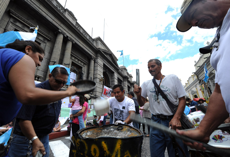 Mientras la comisión especial legislativa se hallaba reunida ayer, ciudadanos guatemaltecos mantenían una nueva protesta frente al Congreso, en al capital, para insistir en la renuncia del presidente Otto Pérez Molina. | AFP