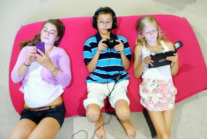 La adicción a pantallas de celulares, tabletas y televisores afecta a niños. Los padres deben poner de su parte para que no se desarrolle.