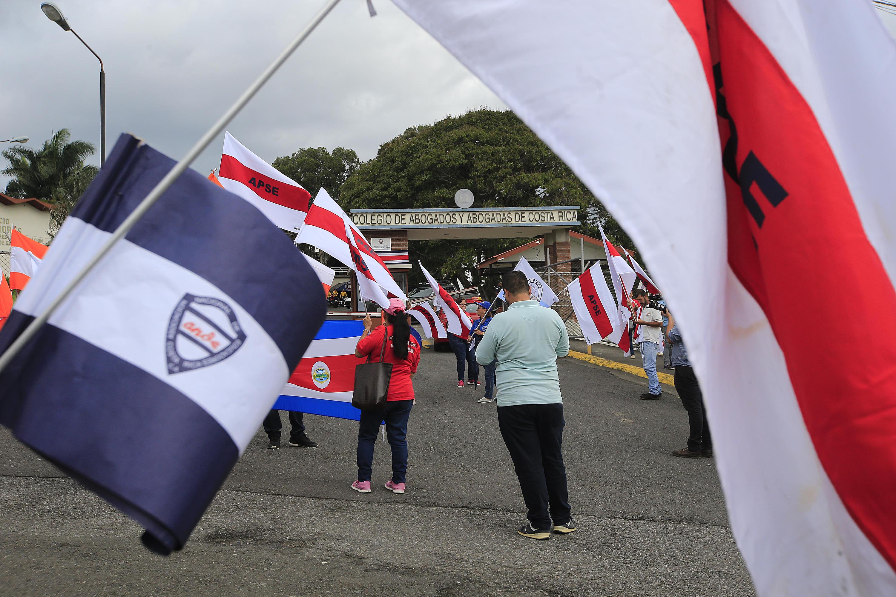 21/09/2018 Colegio de Abogados, Zapote. Manifestantes frente a la entrada, donde se desarrolla en privado la reunón entre gobierno y sindicatos, en torno a la huelga por el proyecto de reforma fiscal. Foto: Rafael Pacheco