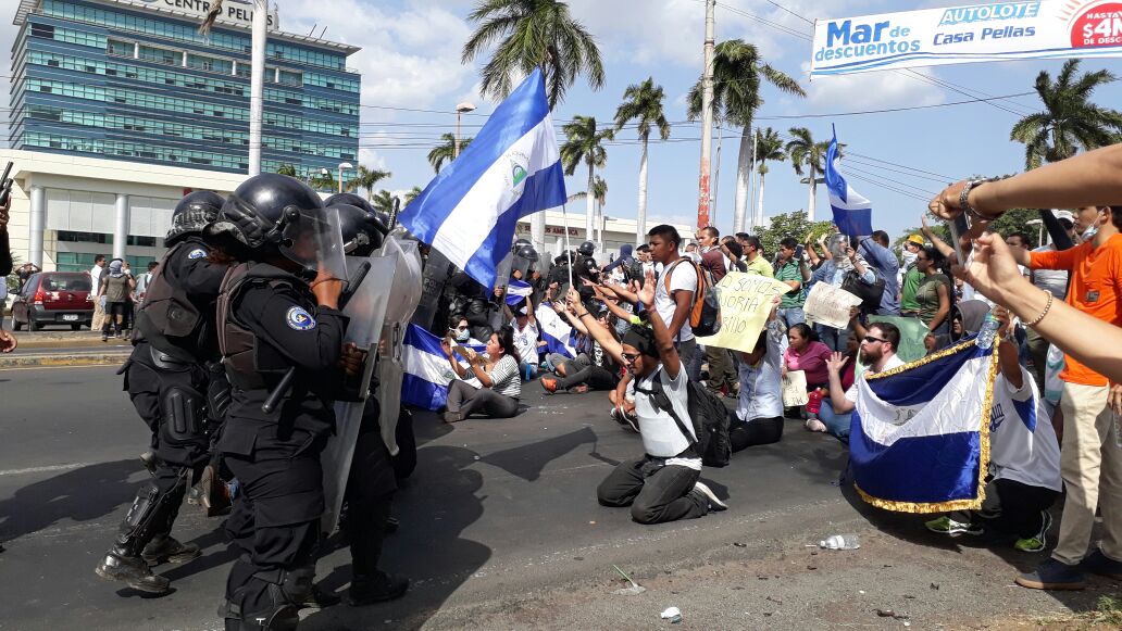 Tropas antimotines enfrentaron a trabajadores de los bancos y de otras empresas que protestaban en el centro de Managua, carretera a Masaya en contra de las reformas a la Seguridad Social.