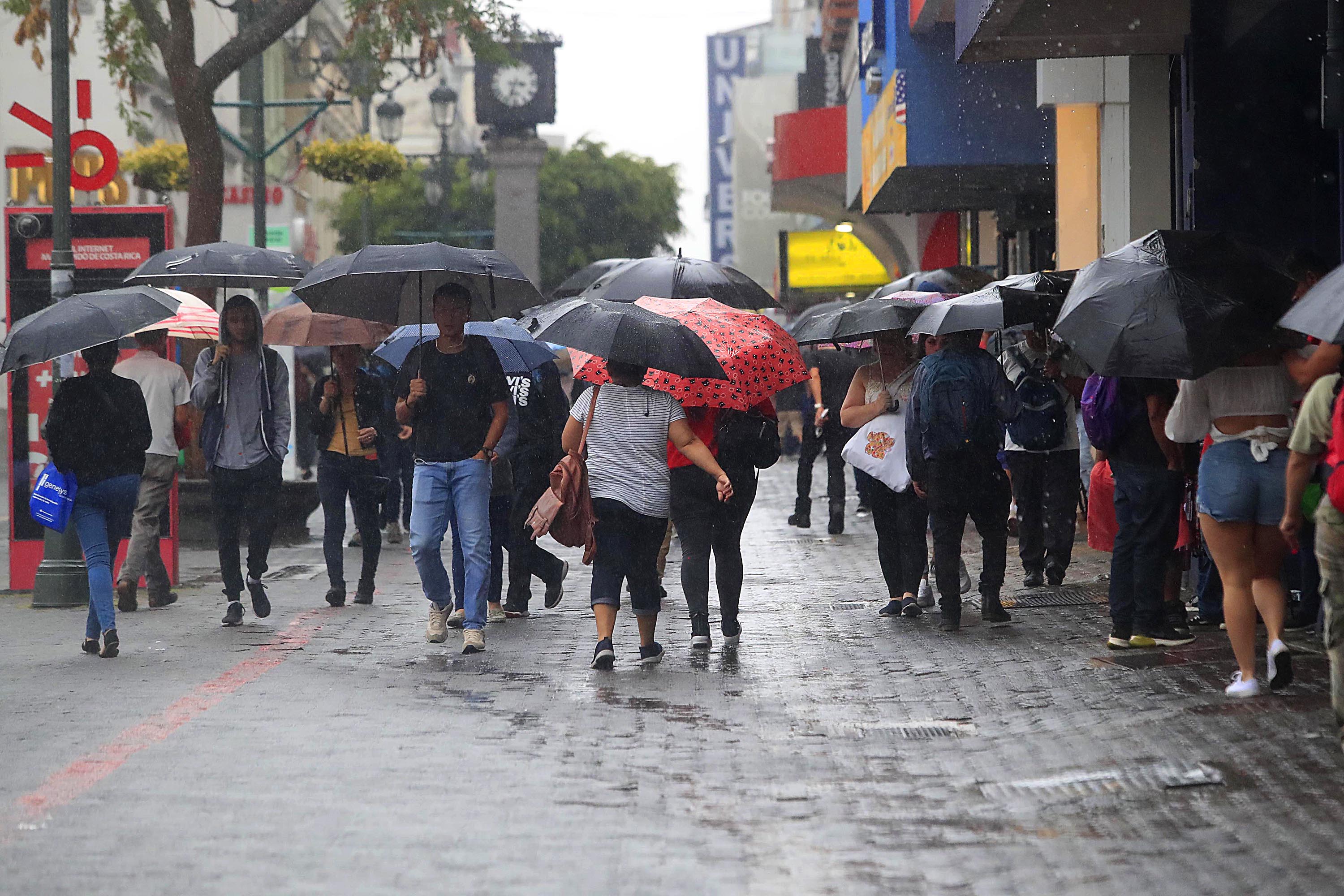 30/05/2023 Avenida Central. La lluvia obligó a a quienes caminaron por el centro de San José a sacar las sombrillas, paraguas y capas. Como había pronosticado el IMN, esta tarde hubo aguaceros en la capital.