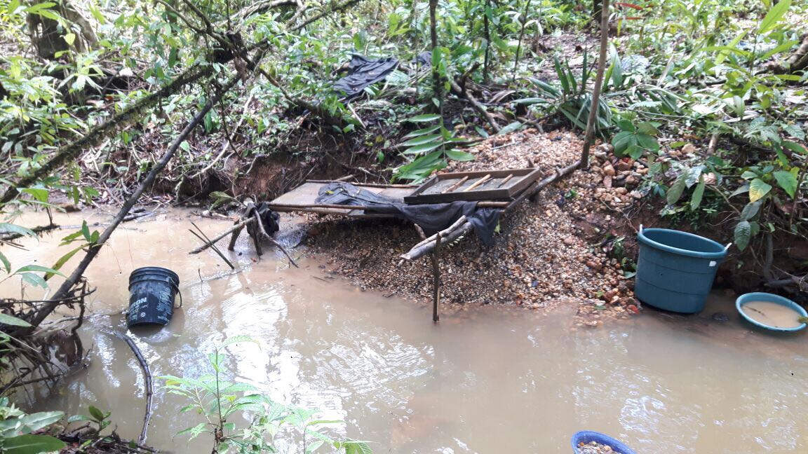 Este es uno de los lavaderos a la orilla de una quebrada. Para las autoridades es evidente el daño ambiental.
