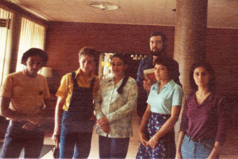 El grupo Oruga con Julio Cortázar durante un encuentro en el Hotel Europa, en San José. De izquierda a derecha, Mario Castrillo, Adolfo Rodríguez, Virginia Grütter, Julio Cortázar (detrás) , Magda Zavala y Diana Ávila.