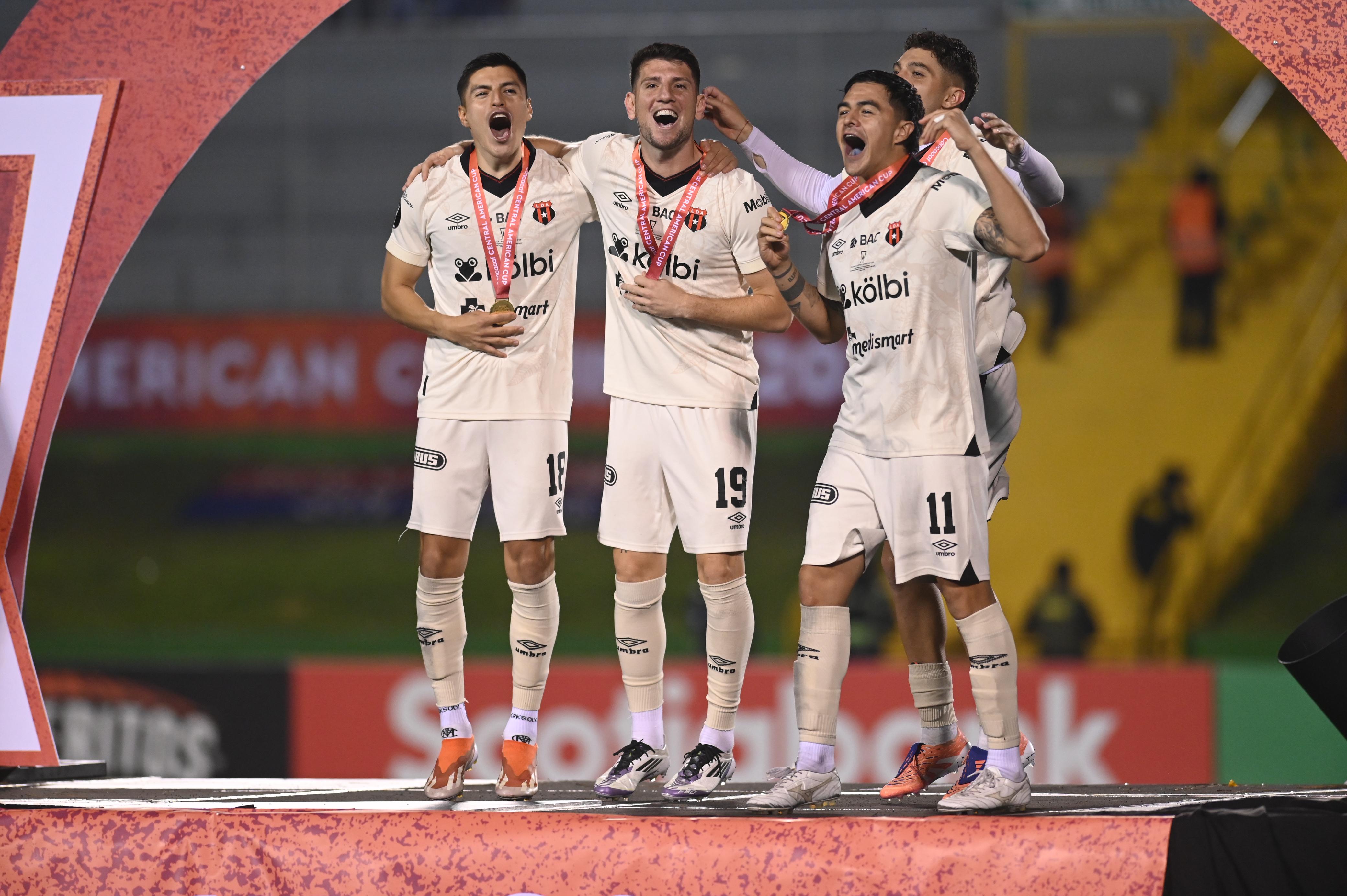 Ronaldo Cisneros, Alberto Toril, Guillermo Villalobos y Diego Campos festejan el tricampeonato en Centroamérica de Liga Deportiva Alajuelense.