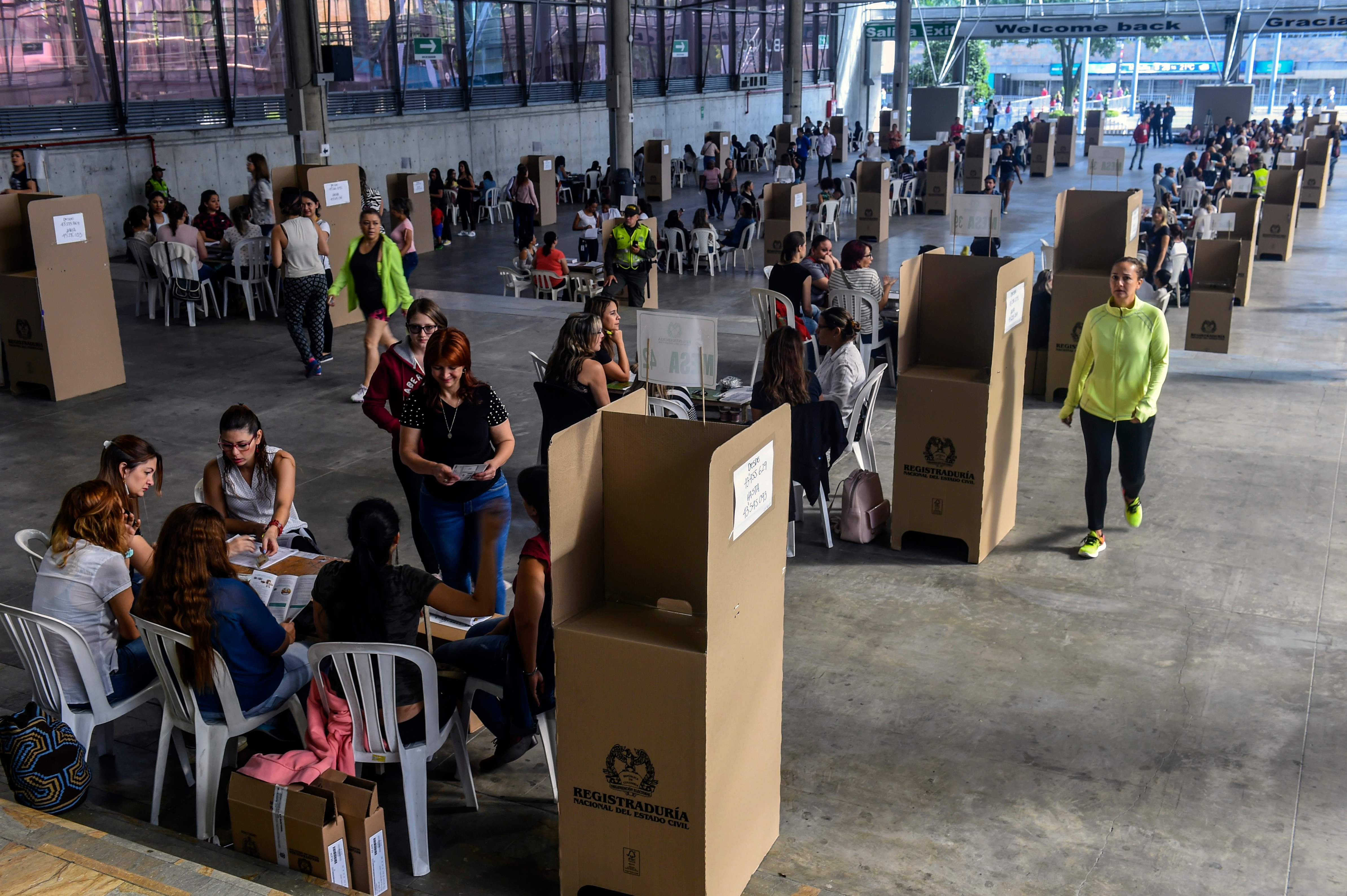 People vote at a polling station during the presidential runoff election, in Medellin, Antioquia Department, in Colombia on June 17, 2018.
Colombians choose a new president Sunday in a landmark election, the first since a peace agreement with FARC rebels which conservative frontrunner Ivan Duque wants to overhaul. / AFP PHOTO / JOAQUIN SARMIENTO