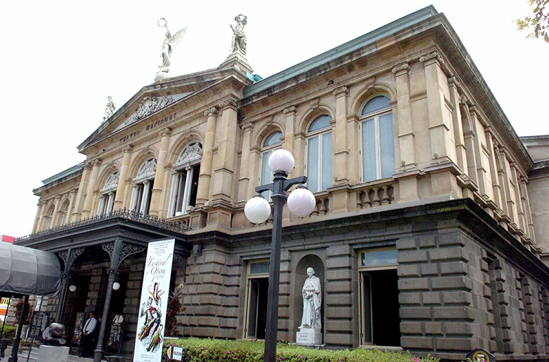 foto mario rojas 10 agosto 2006 ,10am ,recorrido por San Jose varios edificios de Interes Cultural ,historico y arquitectonico ,aqui Teatro Nacional
