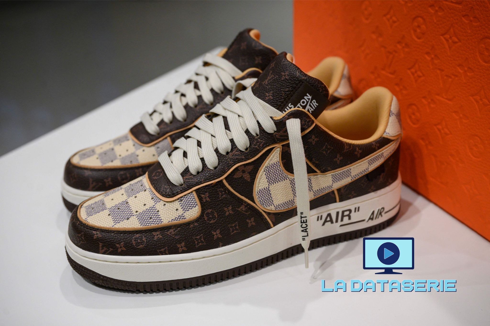Uno de los 200 partes de zapatillas Louis Vuitton-Nike, creadas por el diseñador estadounidense Virgil Abloh, es son mostrado por la casa de subastas Sotheby's, en Nueva York. Este 9 de febrero se anunció que su precio promedio alcanzó los $100.000 cada par.