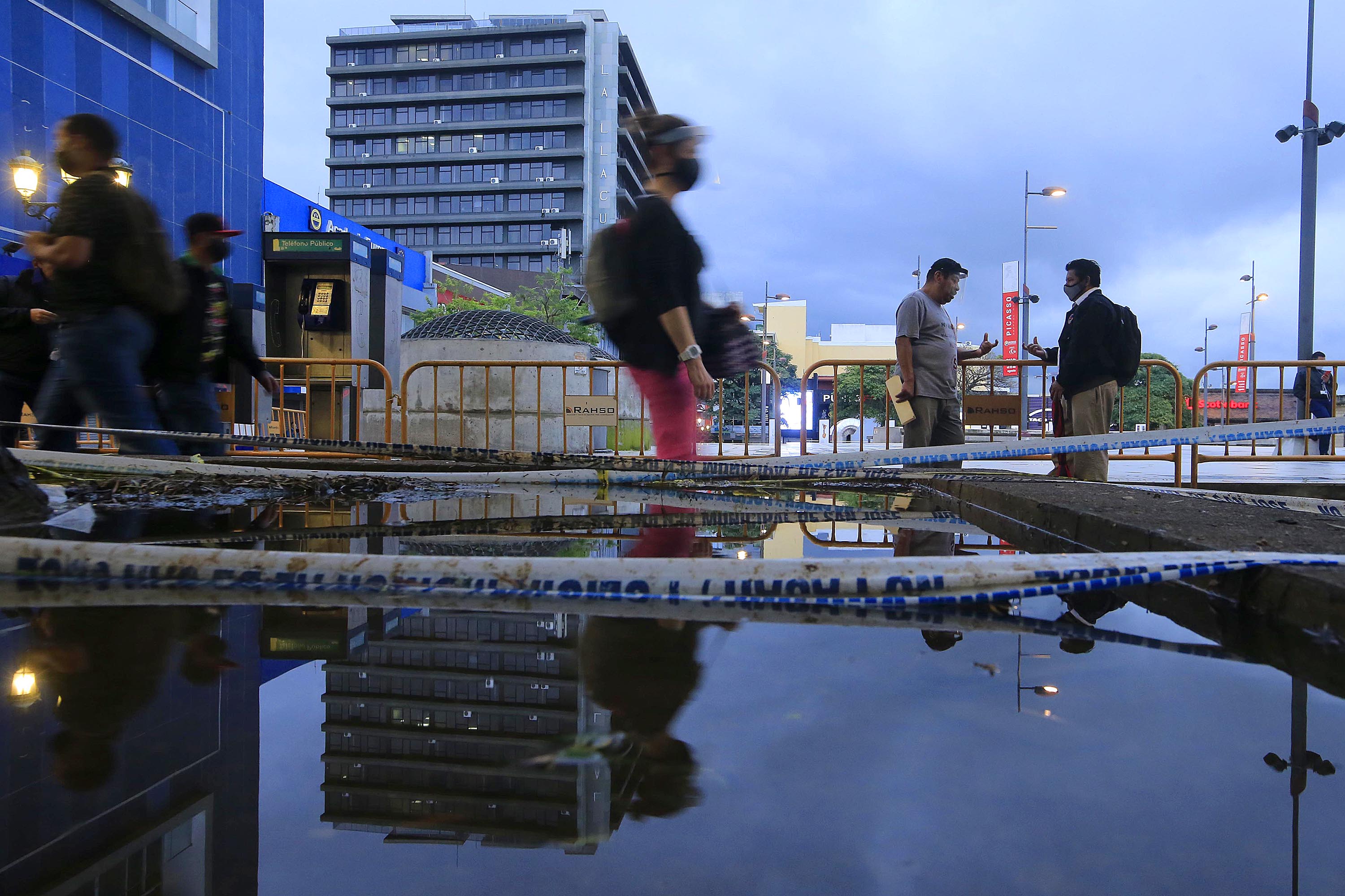 28/07/2020 San José. Gente caminando por la Plaza de la Cultura, casi todos usando mascarilla o careta para evitar cantagiarse del nuevo coronavirus que produce la covid-19, en el centro de la capital. La mayoría, cuando regresaba a casa luego de su jornada laboral, pasadas las 5 de la tarde. Foto: Rafael Pacheco