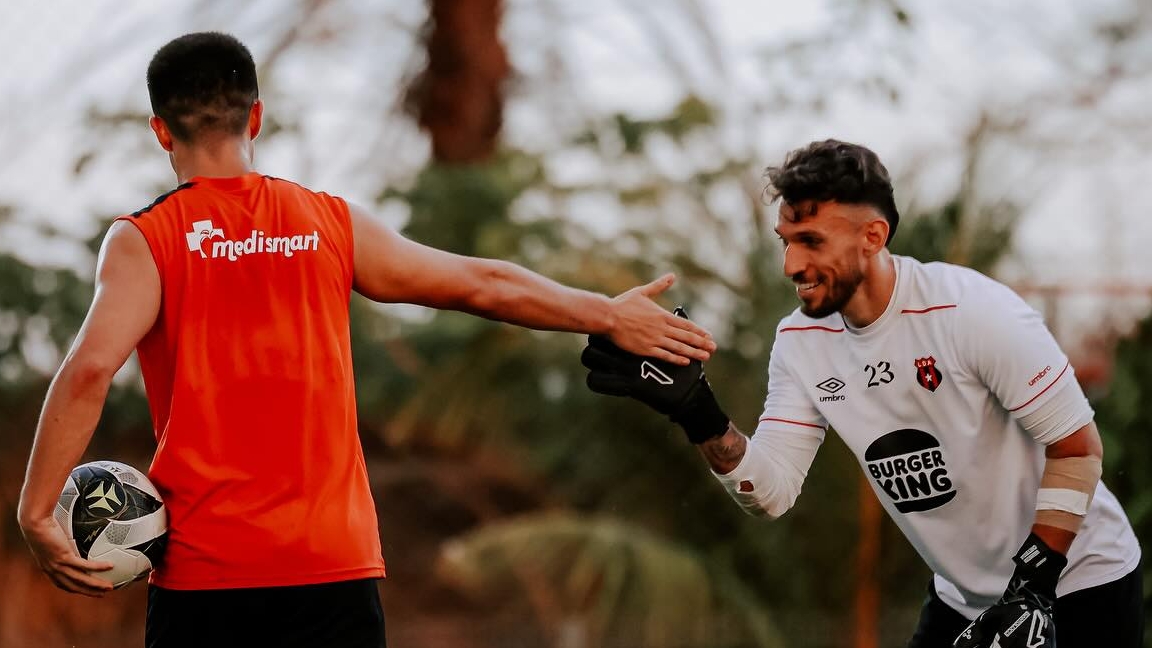 Santiago van der Putten y Washington Ortega se alistan para el partido del jueves 13 de marzo entre Liga Deportiva Alajuelense y Pumas, en la Copa de Campeones de Concacaf.