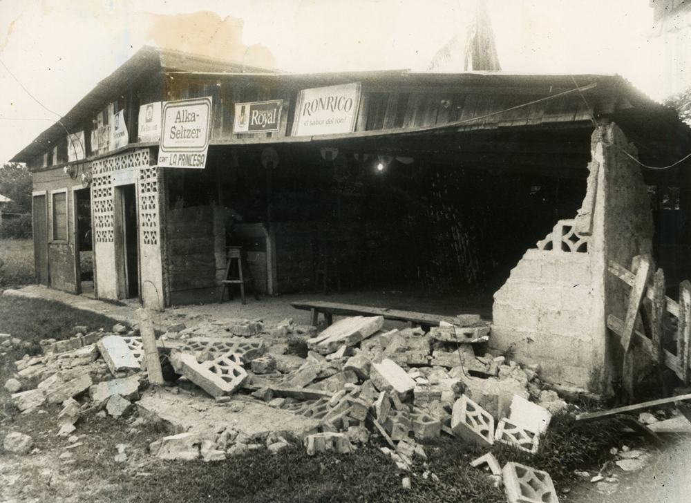 En 1983 un terremoto de 7,3 grados sacudió Golfito, Osa y cantones aledaños. Fue sentido en todo el territorio nacional y hubo daños en edificicaciones como esta cantina en Osa . | ARCHIVO GN