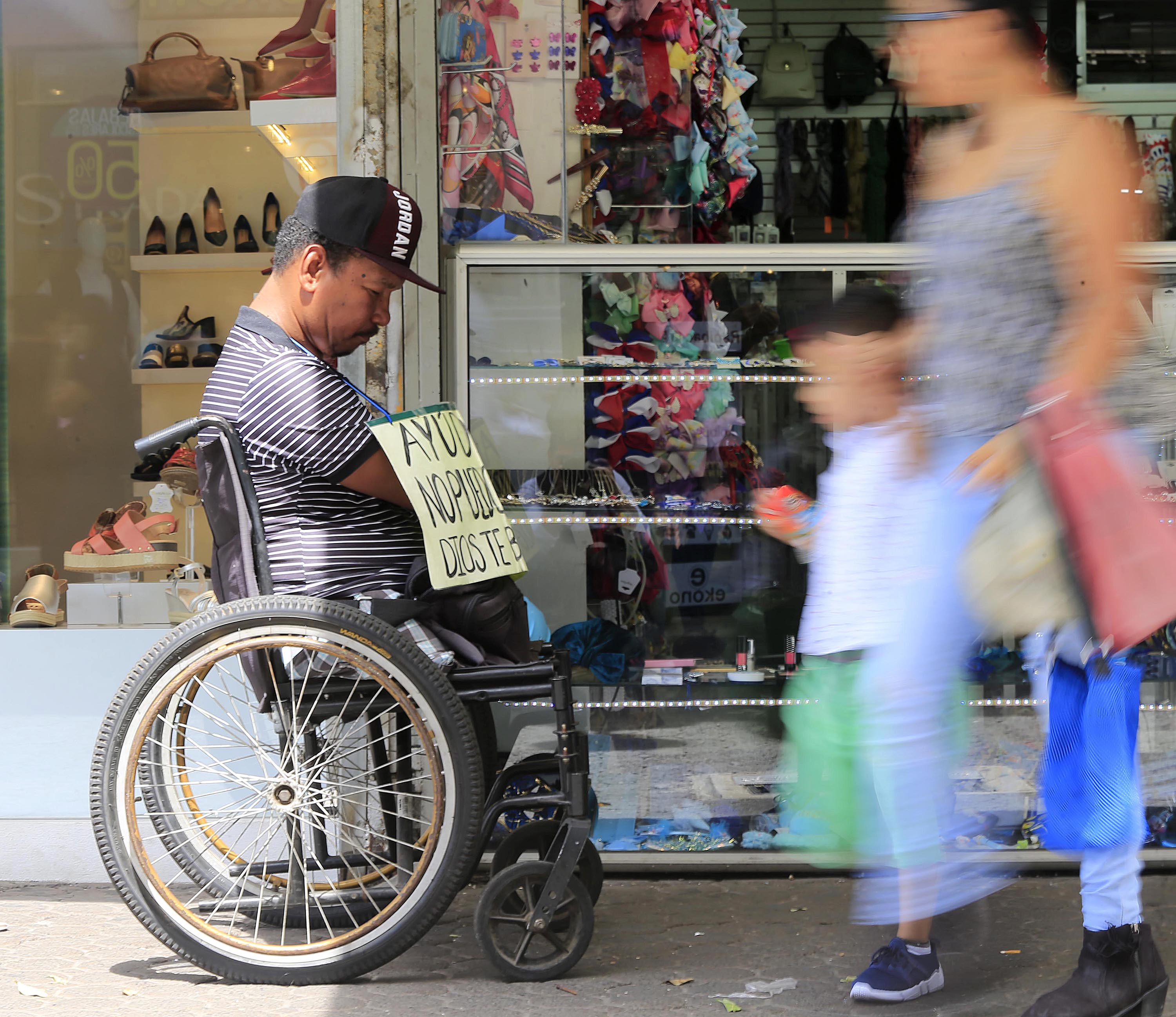 03/02/2020 San José. Richard Frank es un nicaragüense que nació sin extremidades. Sin manos ni piernas es difícil conseguir trabajo, por eso apela a la buena voluntad de los transeuntes y todos los días pide su colaboración en un punto fijo de la avenida central. Foto: Rafael Pacheco