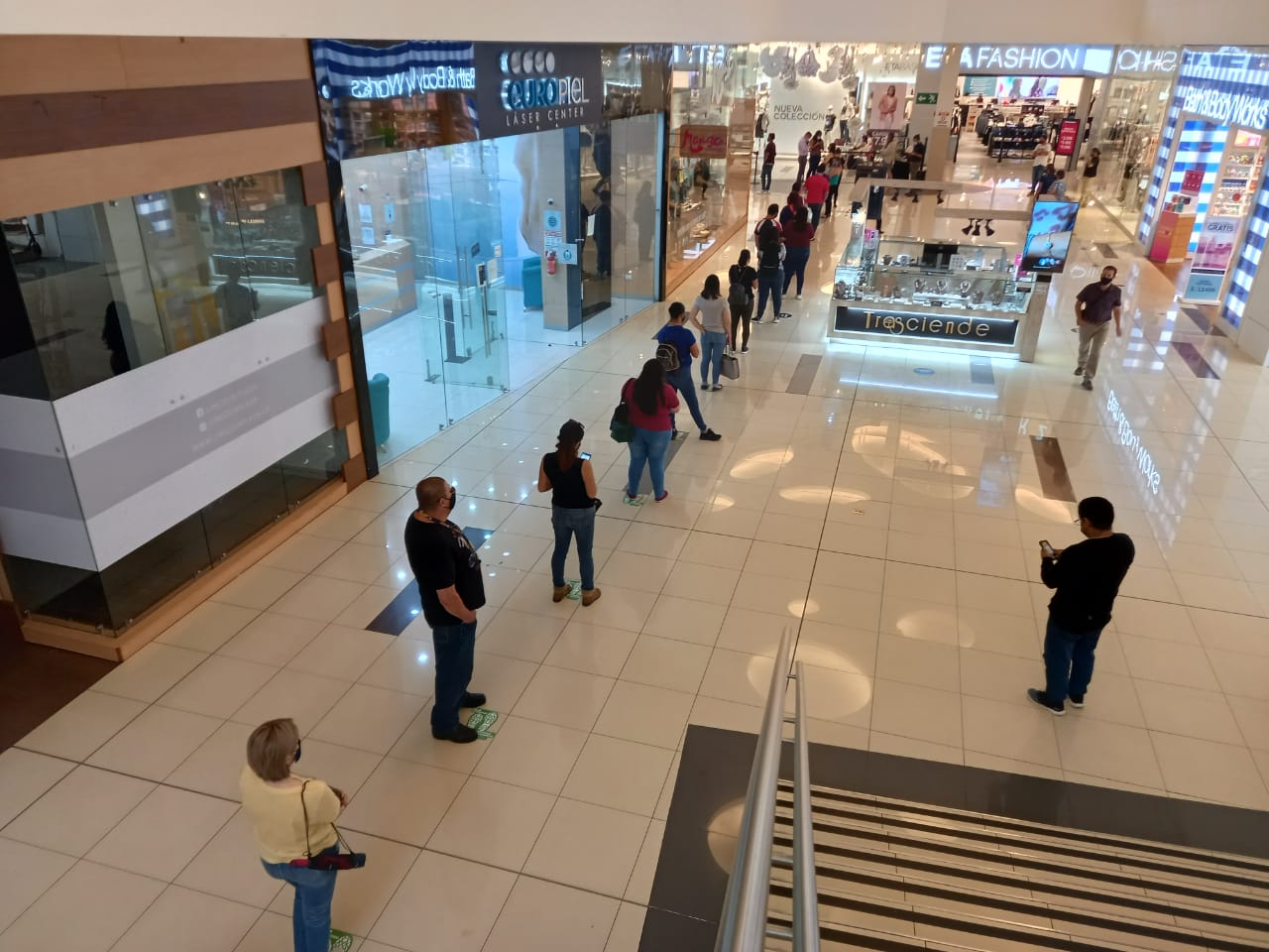 02/09/2021. Decenas de costarricense hacían fila, el pasado 2 de setiembre, para colocarse la segunda dosis en el vacunatorio de Plaza Lincoln, en Moravia. Foto: Josué Bravo