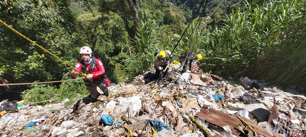 07/09/2020 Guatuso (San Jerónimo) de Cachí. Cuerpos policiales (Fuerza Pública y OIJ) y de rescate (Bomberos y Cruz Roja) realizan búsqueda del cuerpo de Allison Bonilla, a un lado de la carretera que conduce hacia Tucurrique de Cartago, en un guindo que funciona como botadero de basura clandestino. Fotografía cortesía del OIJ .